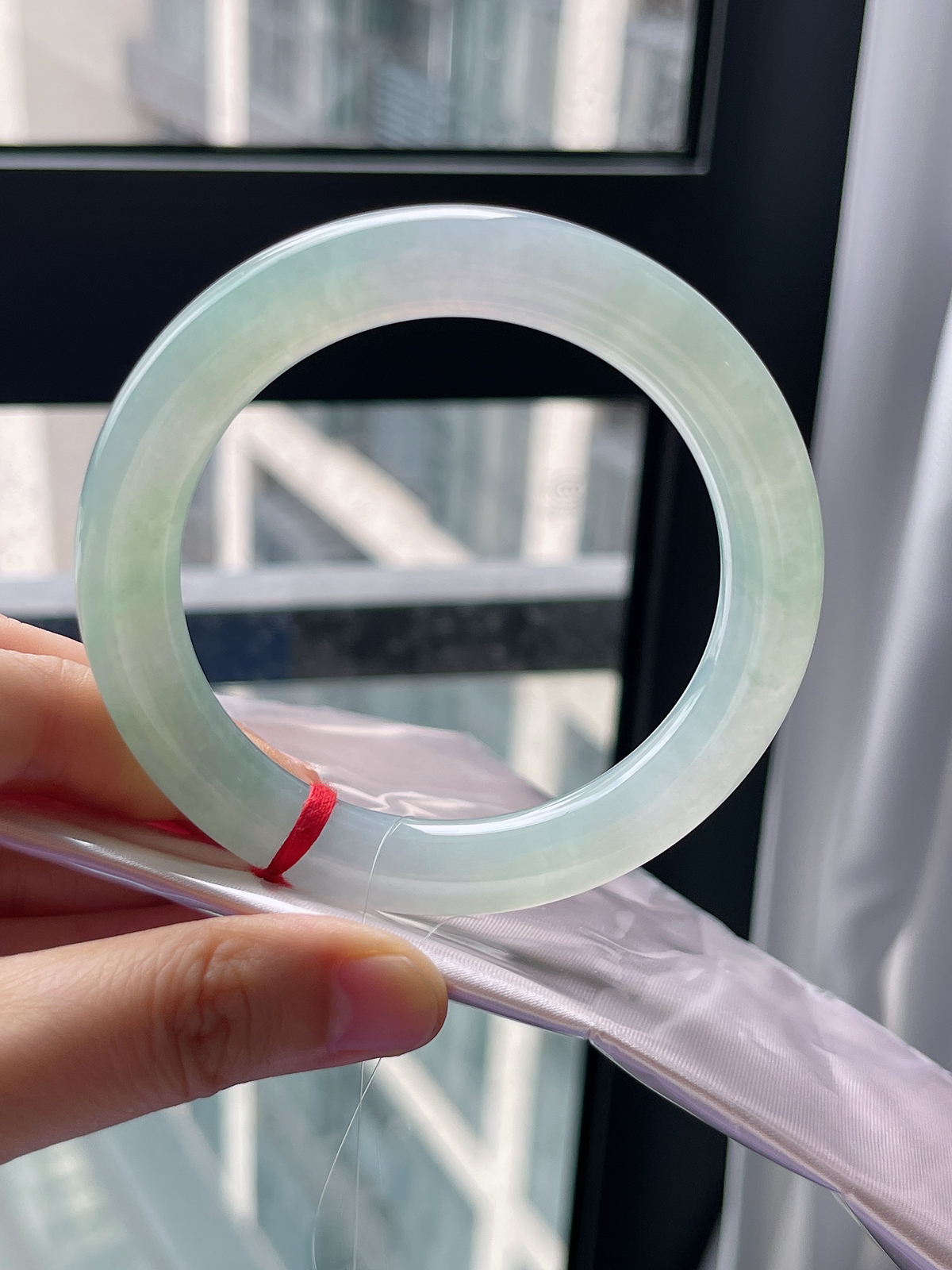 圆镯57.2圈口，翡翠冰糯种淡绿色手镯