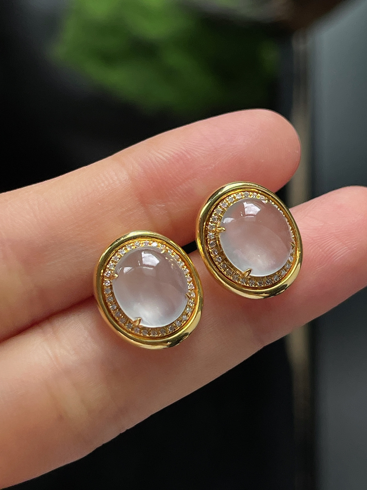 翡翠白冰耳钉，伴钻石