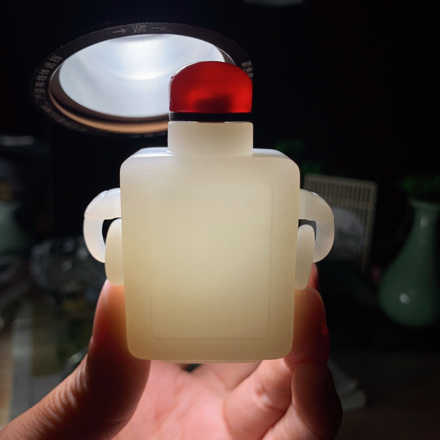 新疆和田玉白玉富贵山居平安瓶挂件。尺寸63/54/17重74.5克。玉质细腻油润。手推出油。品相大气。lt260415