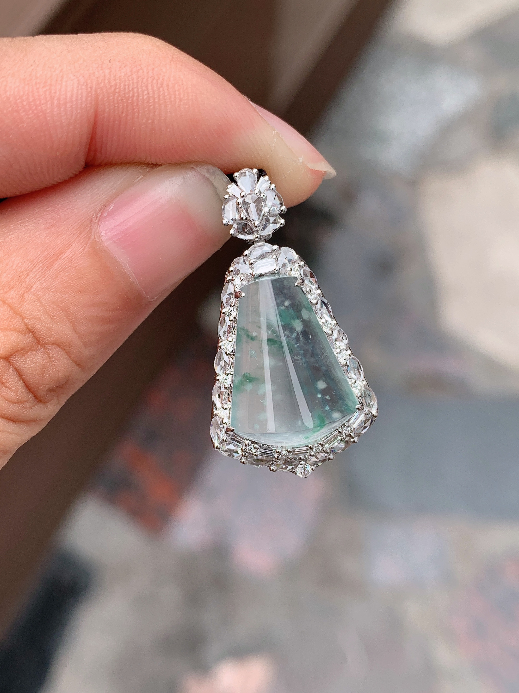 18k金钻镶嵌冰种飘花玉柱吊坠 玉质细腻 色泽艳丽清新 水润亮眼 整体尺寸29.5*16*12b12