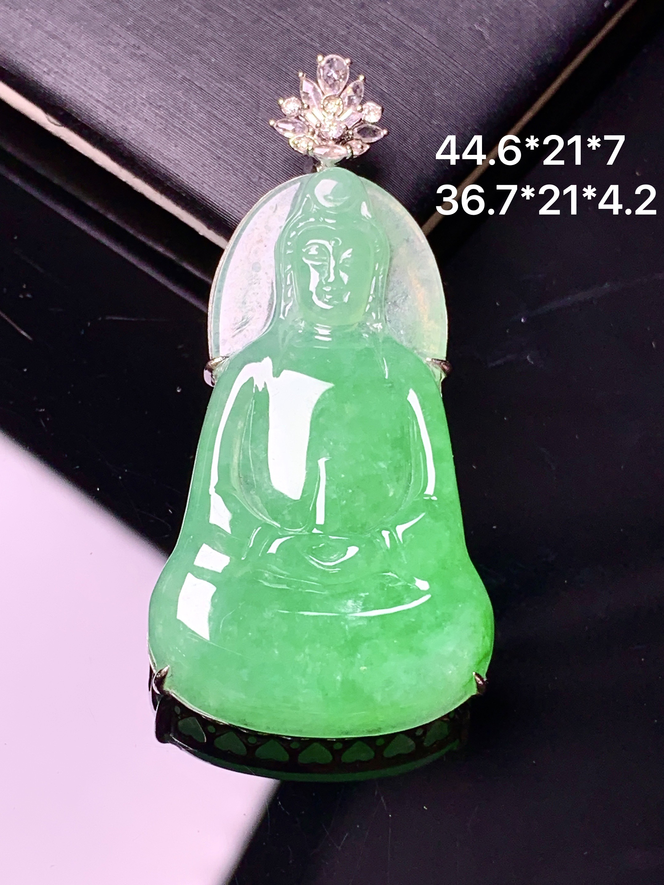 18k金钻镶嵌翠绿观音菩萨吊坠 玉质细腻 色泽艳丽清新 水润亮眼 整体尺寸44.6*21*7b5