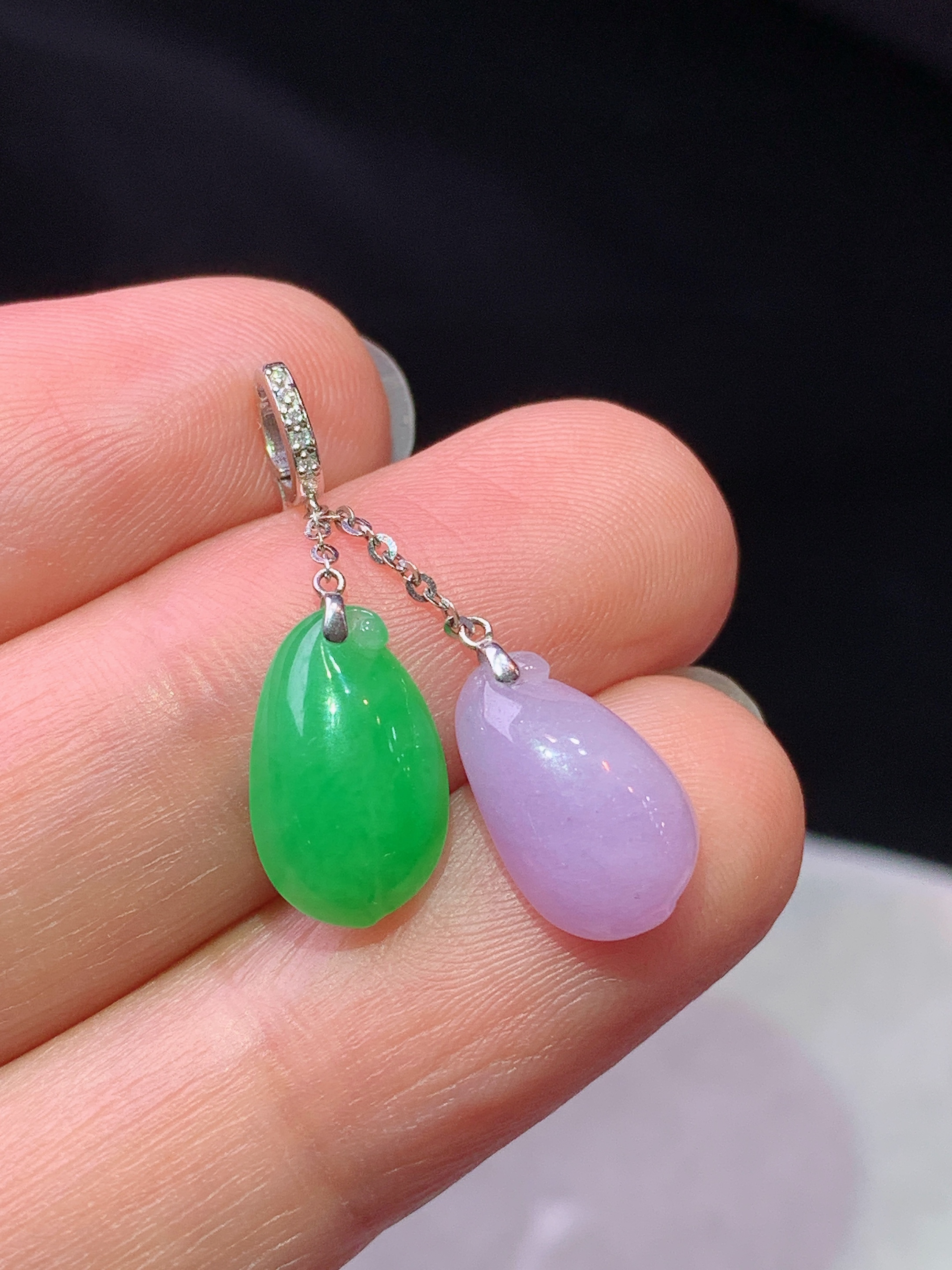 18k金钻镶嵌紫罗兰福瓜搭配阳绿福瓜吊坠 玉质细腻 色泽艳丽清新 水润亮眼 整体尺寸11.6*7.3