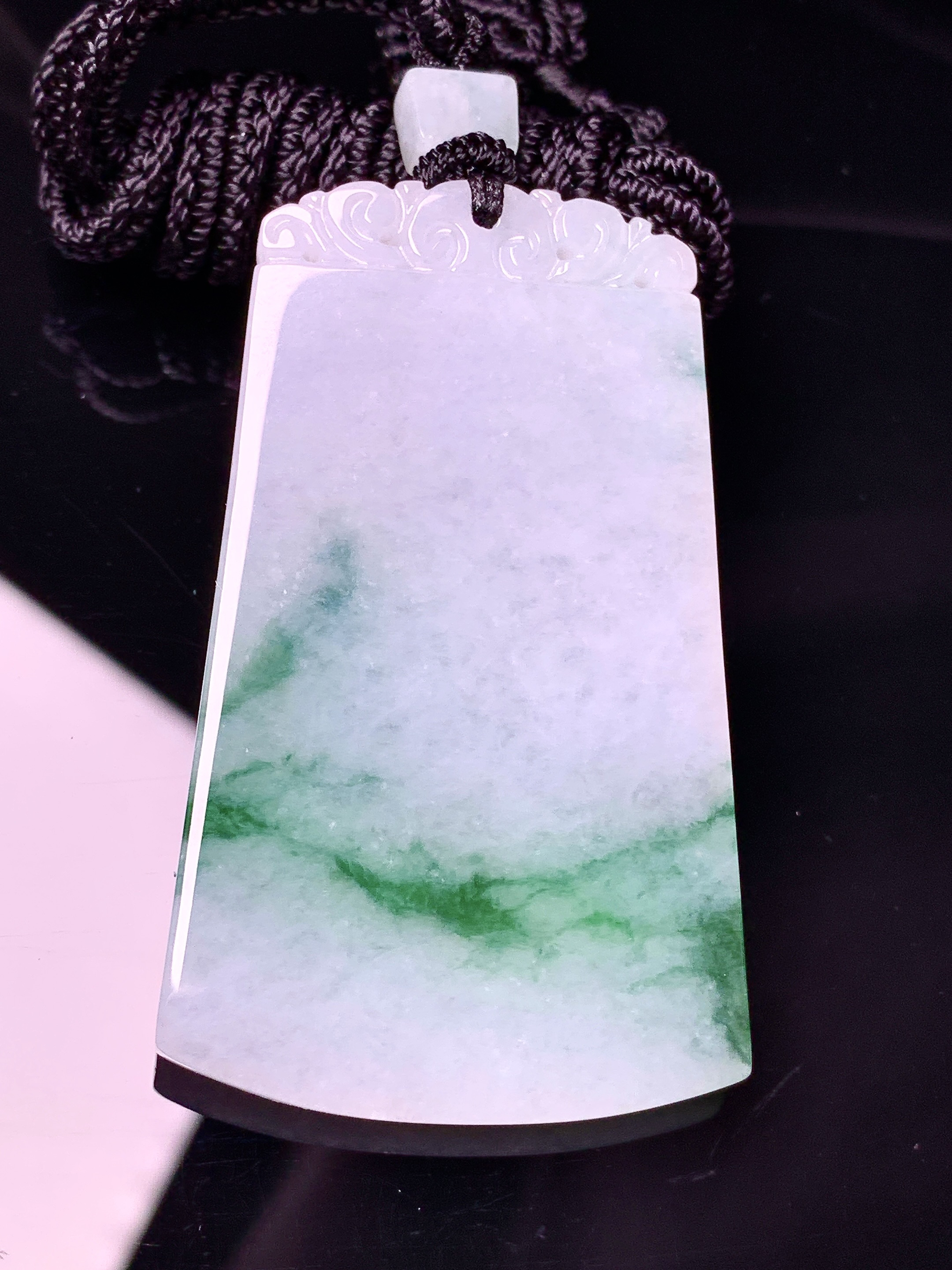 飘绿无事牌吊坠 玉质细腻 色泽艳丽清新 水润亮眼 整体尺寸54*32.5*4w1