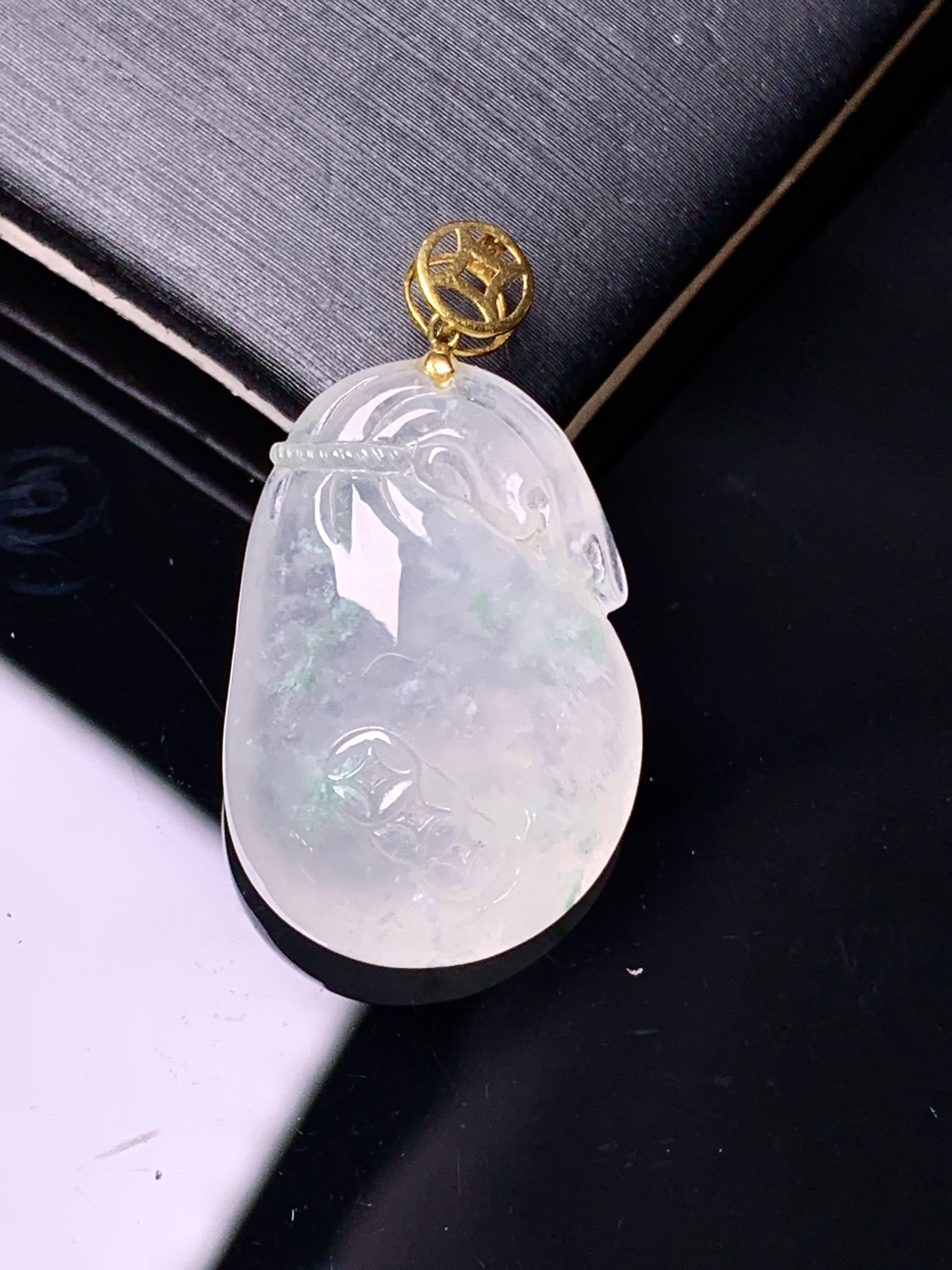 18k金镶嵌冰种钱袋吊坠 玉质细腻 色泽艳丽清新 水润亮眼 整体尺寸29.8*16.3*8m1