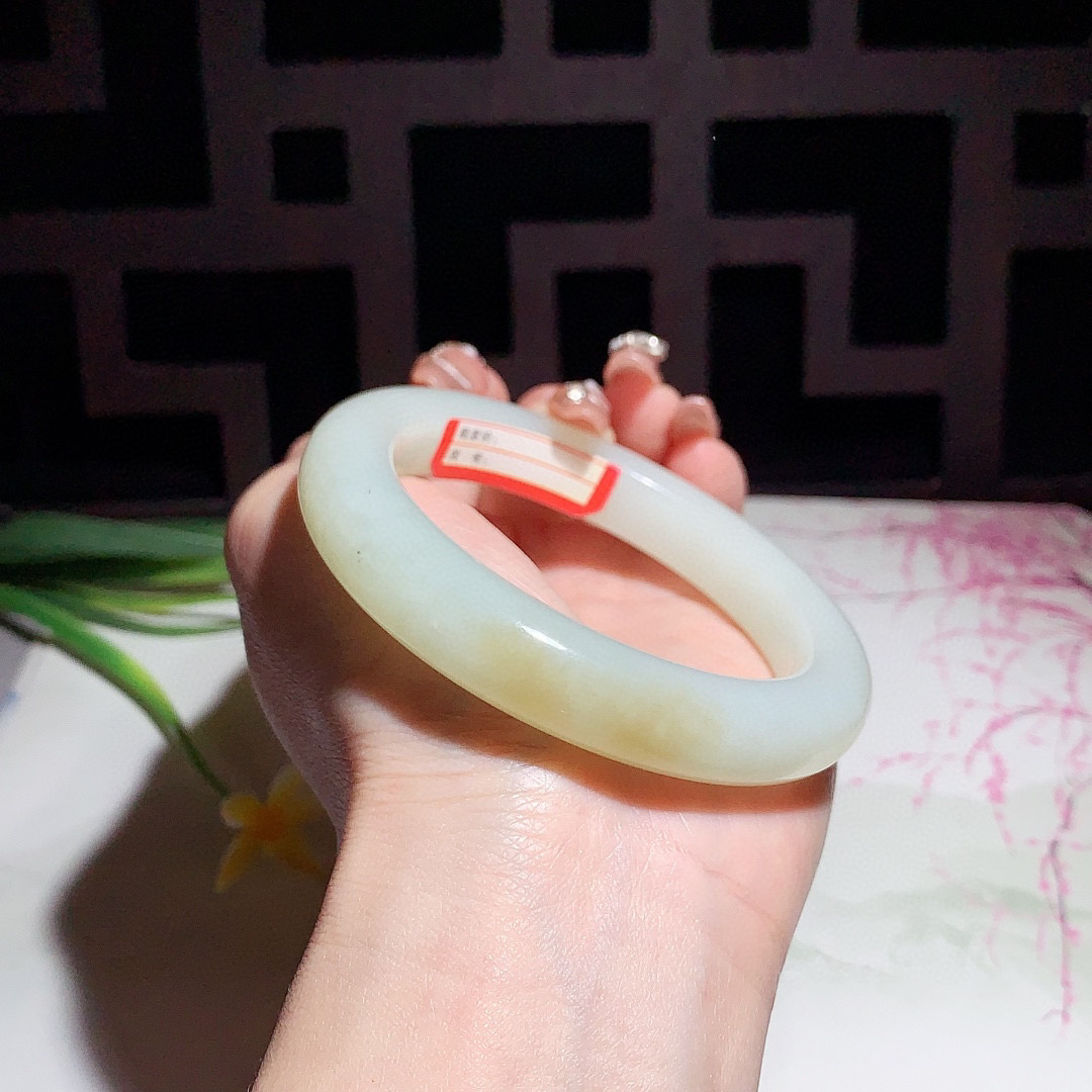 和田玉57.5圈且末糖手镯！玉质细腻油润 底色纯净 无裂无棉 脂粉好，品质高。