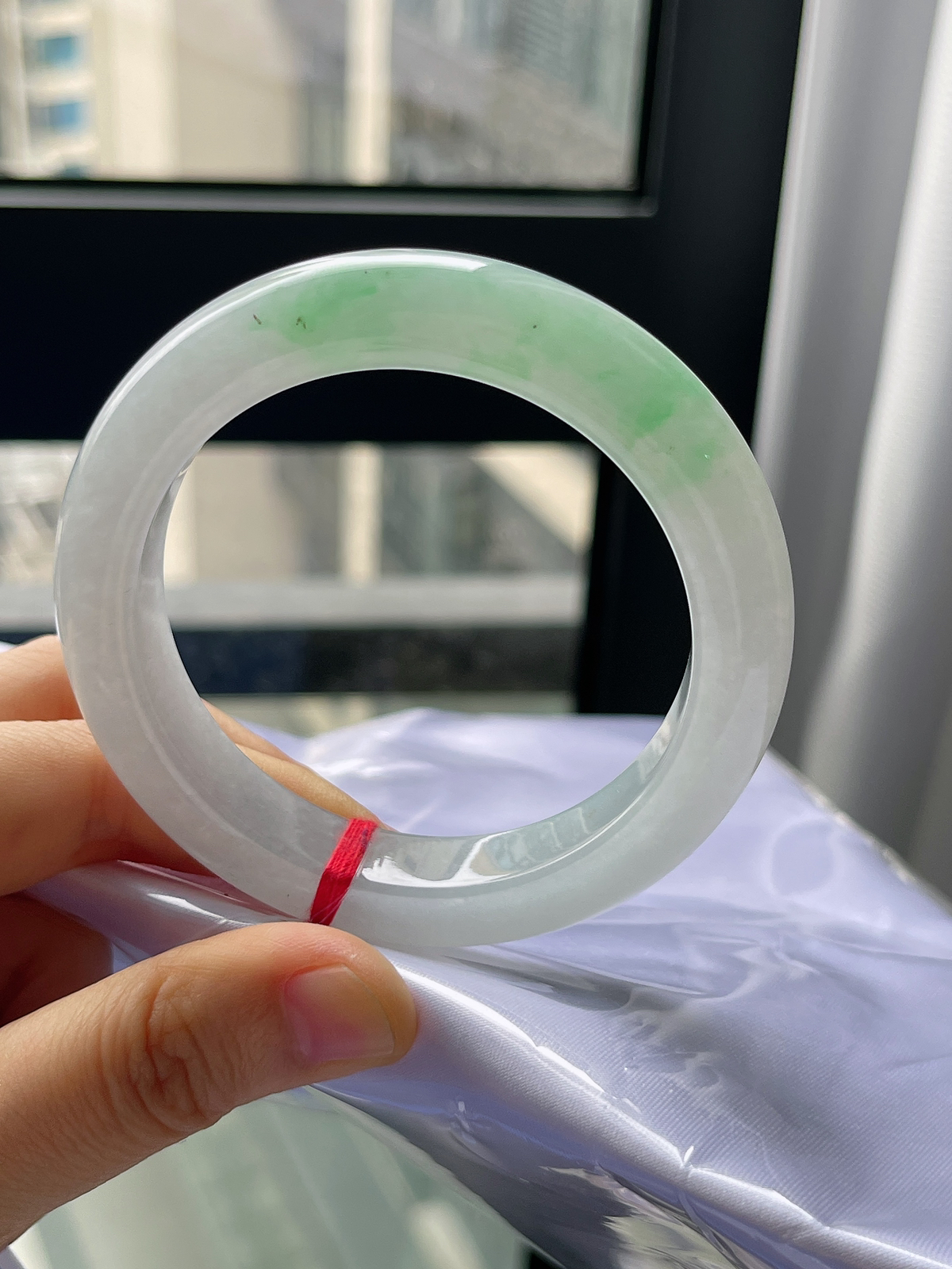 正圈54.8圈口，翡翠冰糯种飘绿手镯