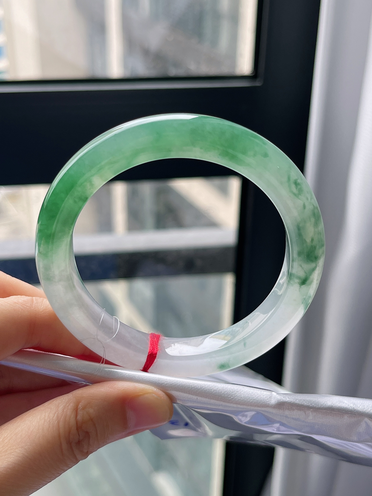 正圈55.6圈口，翡翠冰糯种飘绿手镯