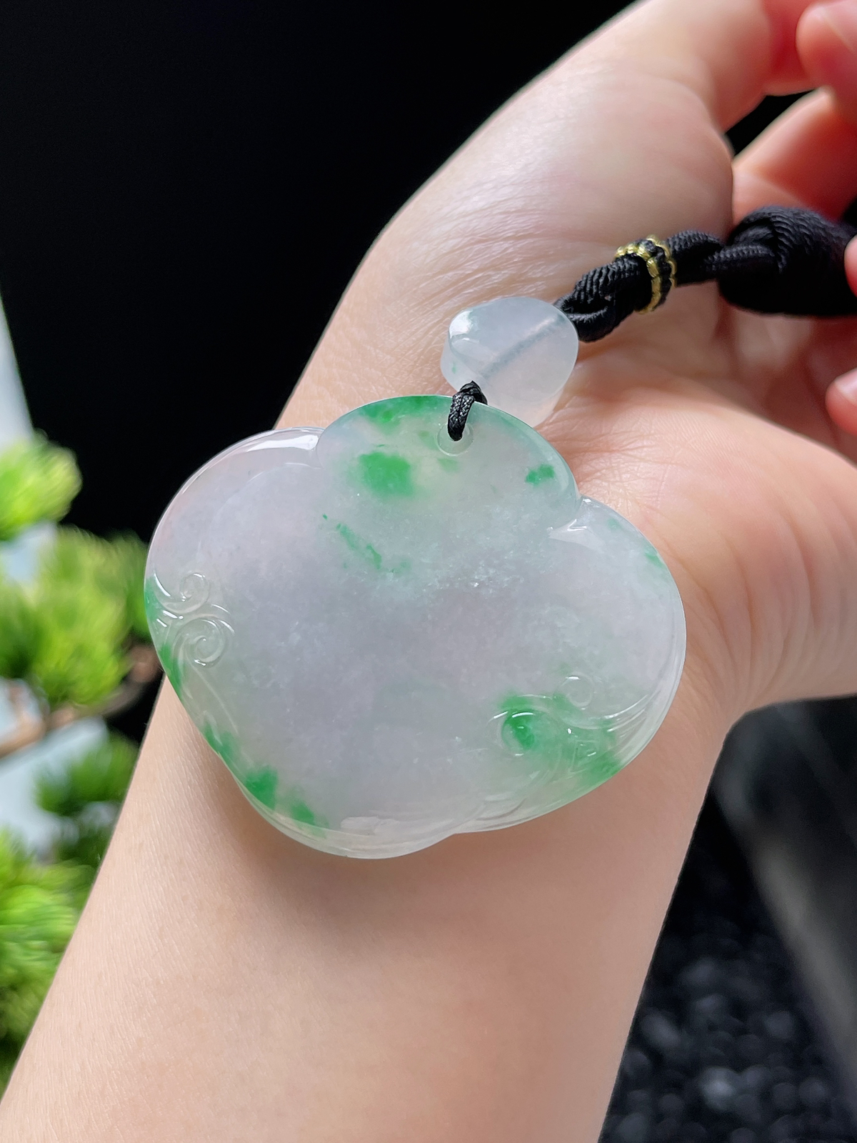 翡翠冰糯种飘绿如意挂件