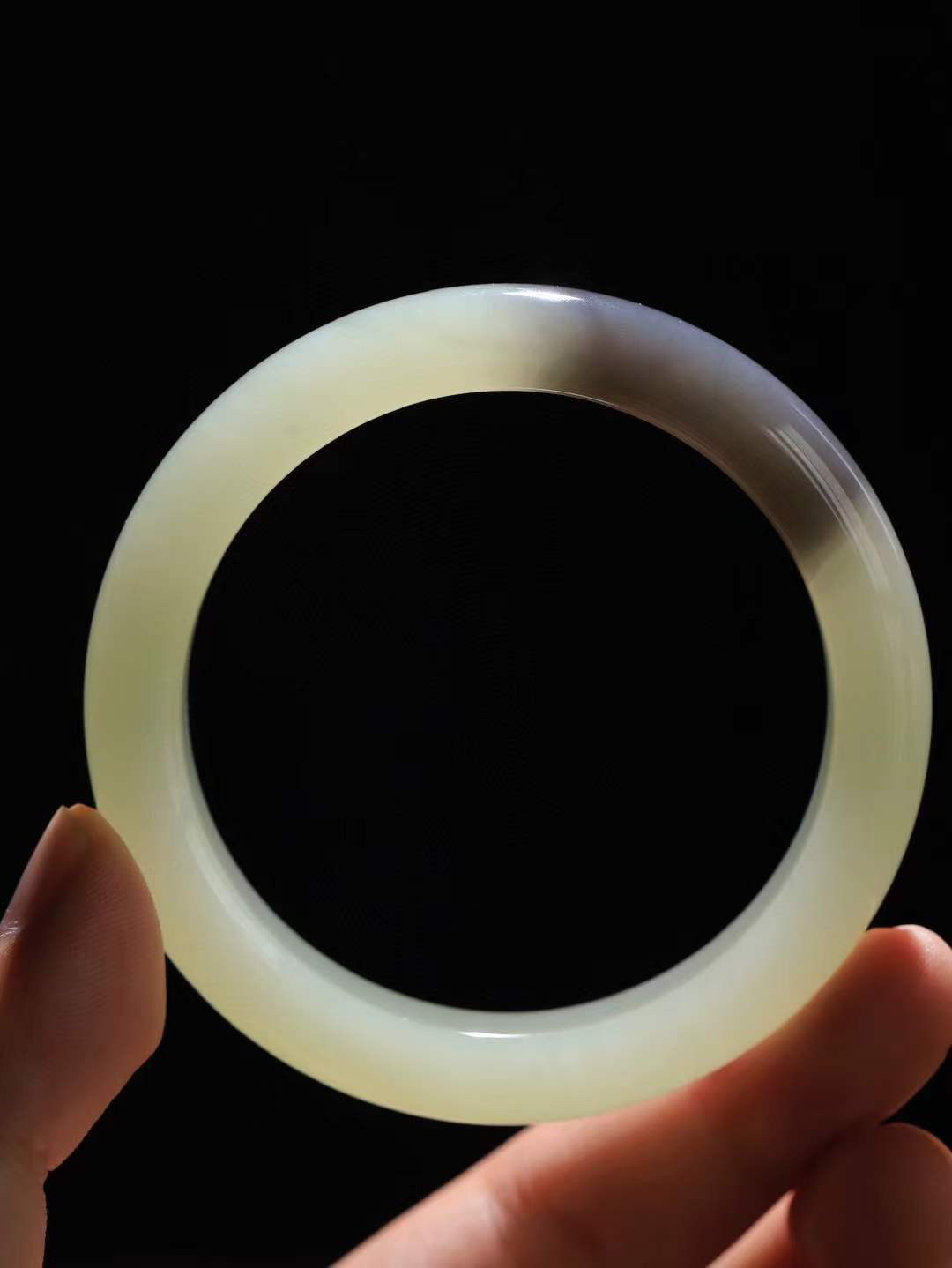 【婉约佳人.手镯】

精品️和田玉晴水烟紫双色手镯 玉质温润细腻 油性十足 手感舒适，高华雅逸，线条流畅，简约大气，美自天成，素雅高贵。佩戴于腕间，婉约之美，举手投足间透出那份低调奢华。重51.7克 内径55.5mm  尺寸11.4-9mm   FDT-78451533