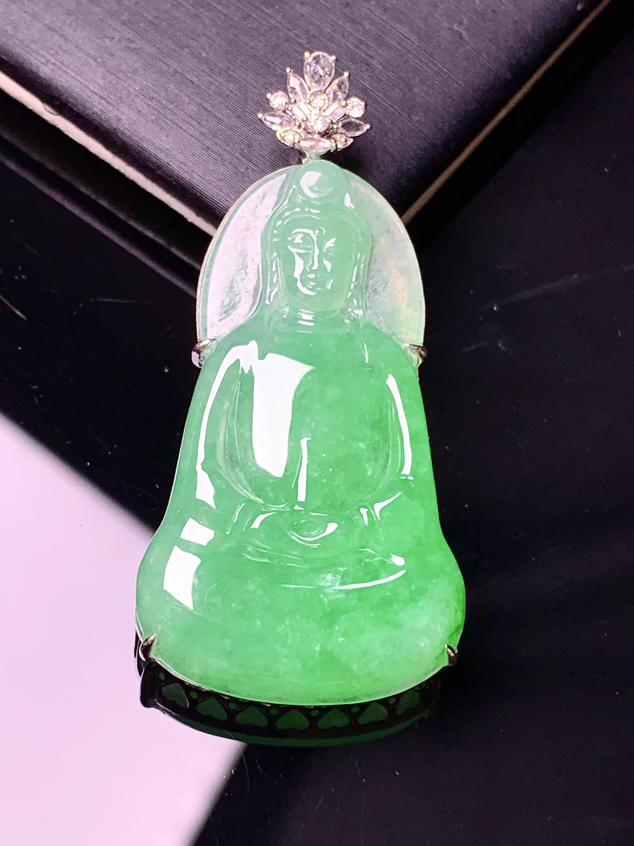 18k金钻镶嵌翠绿观音菩萨吊坠 玉质细腻 色泽艳丽清新 水润亮眼 整体尺寸44.6*21*7b5