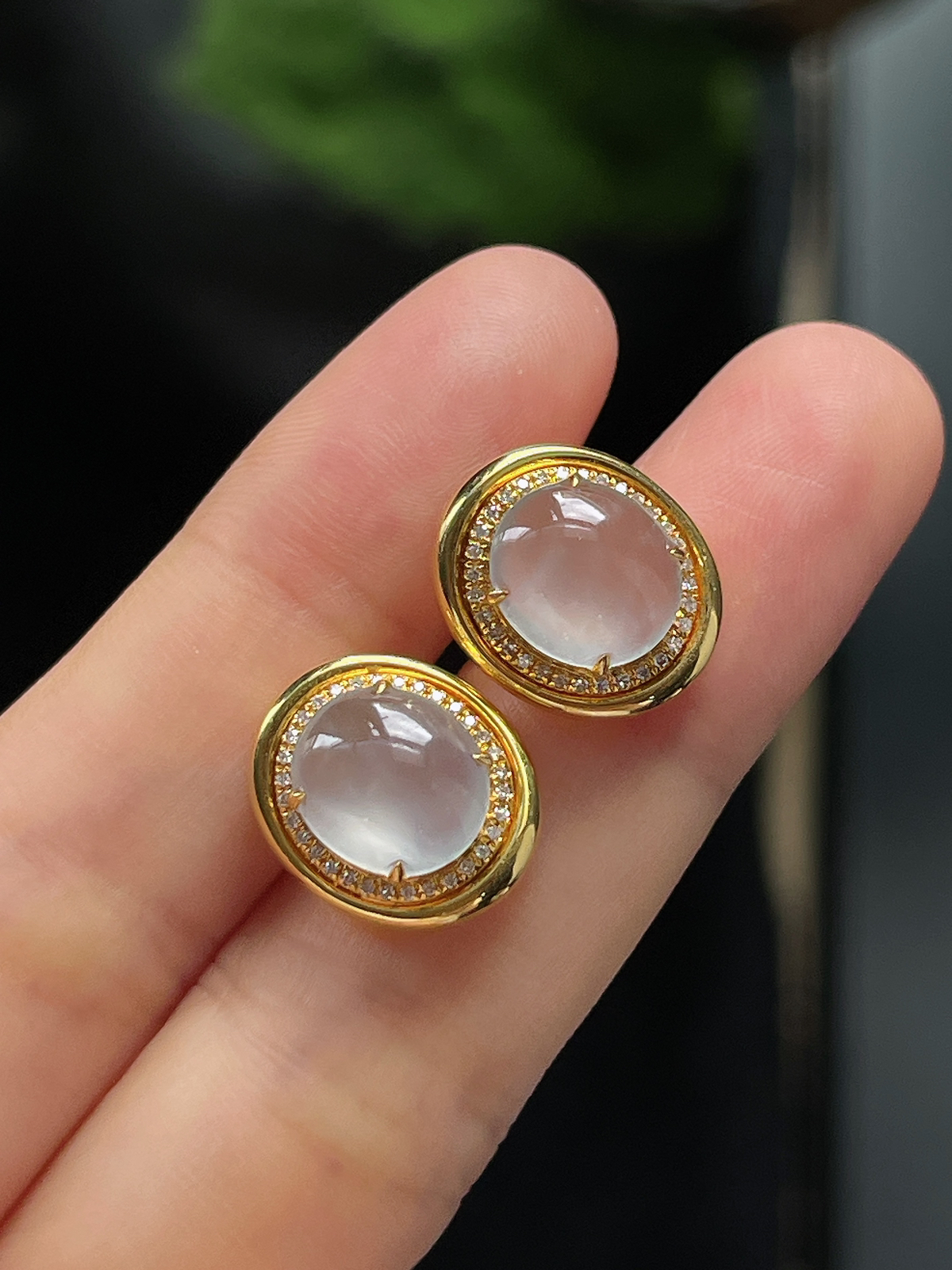 翡翠白冰耳钉，伴钻石