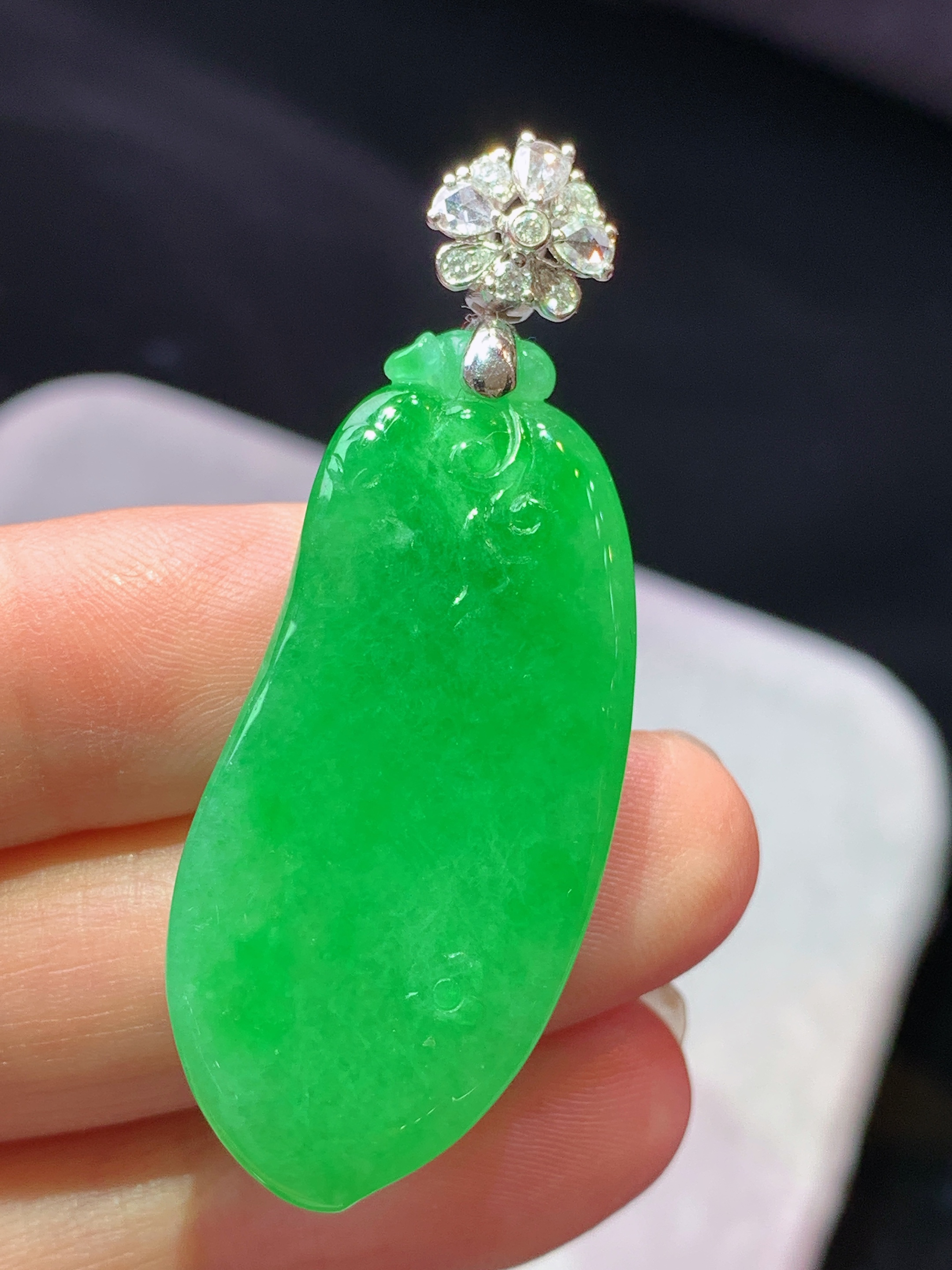 18k金钻镶嵌满绿福瓜吊坠 玉质细腻 色泽艳丽清新 水润亮眼 整体尺寸46.8*17.5*7b5