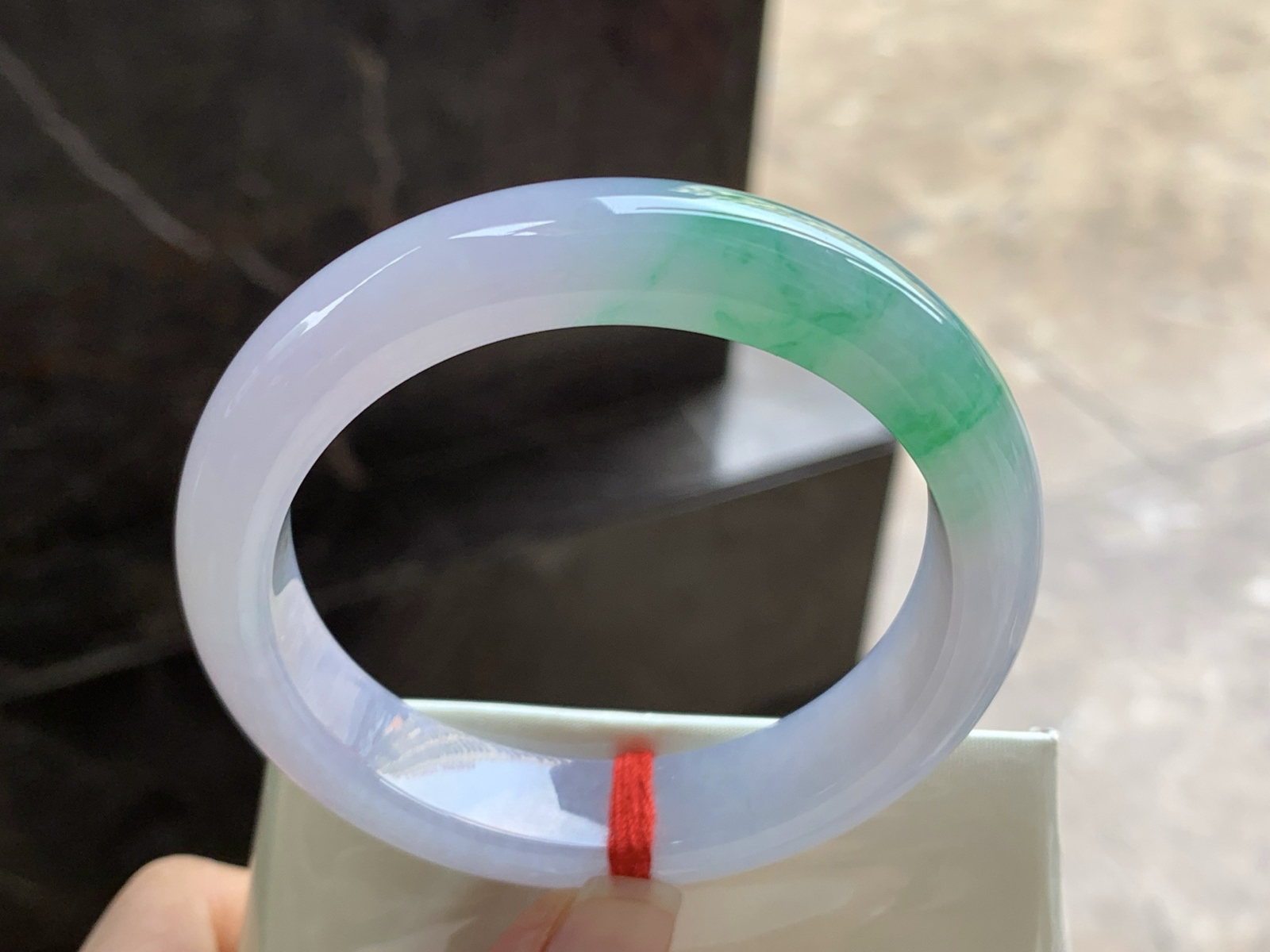 54.5-12.6-8.5

带色手镯^_^春带彩 玉质温润 清新