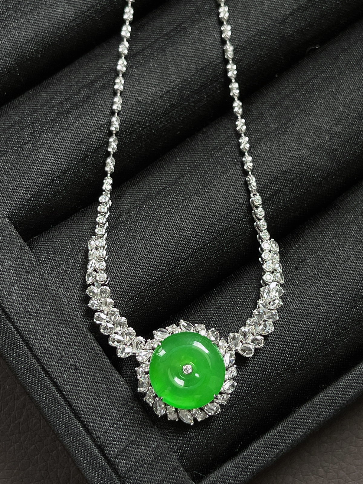 翡翠冰阳绿项链，印记：Au750,伴钻石