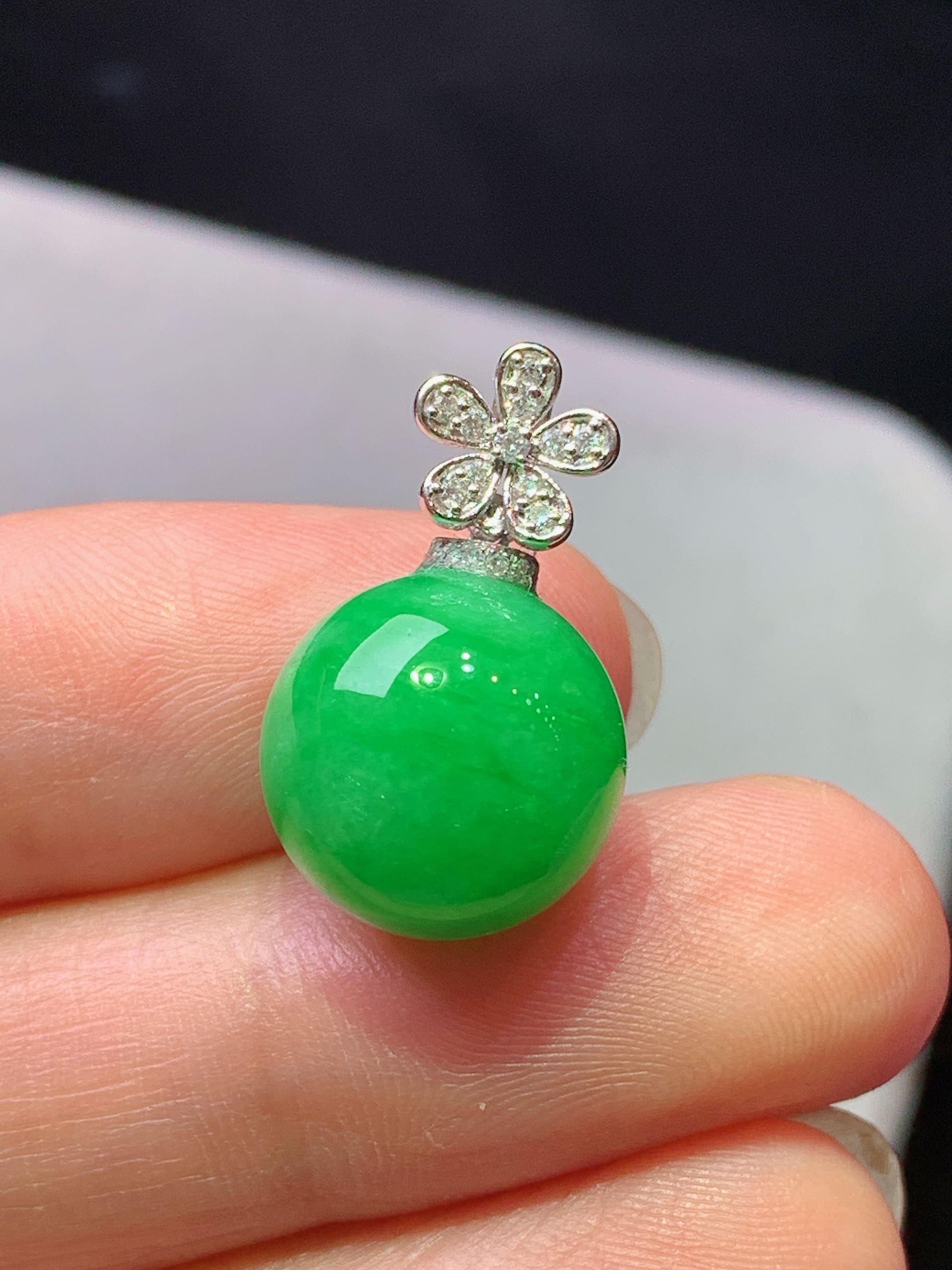 18k金钻镶嵌阳绿圆珠吊坠 玉质细腻 色泽艳丽清新 水润亮眼 整体尺寸20.6*12.5b5