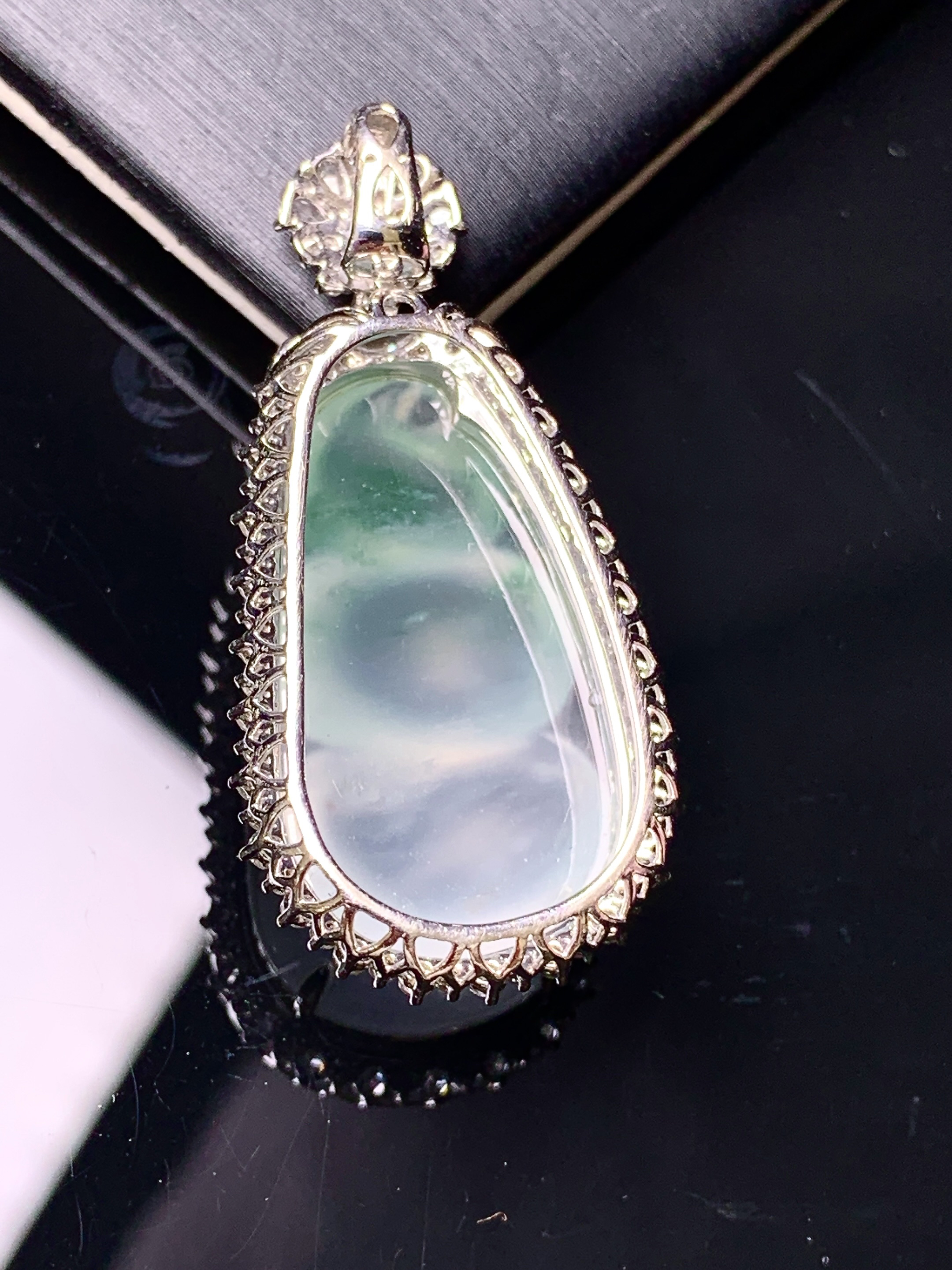 18k金钻镶嵌冰种四季豆吊坠 玉质细腻 色泽艳丽清新 水润亮眼 整体尺寸37.3*18*10.5c1