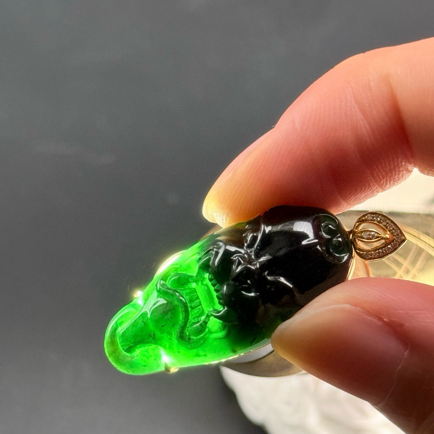 精品18k金墨翠小吊坠 种好色正 黑度极好 打灯通透 油性十足 尺寸36.9