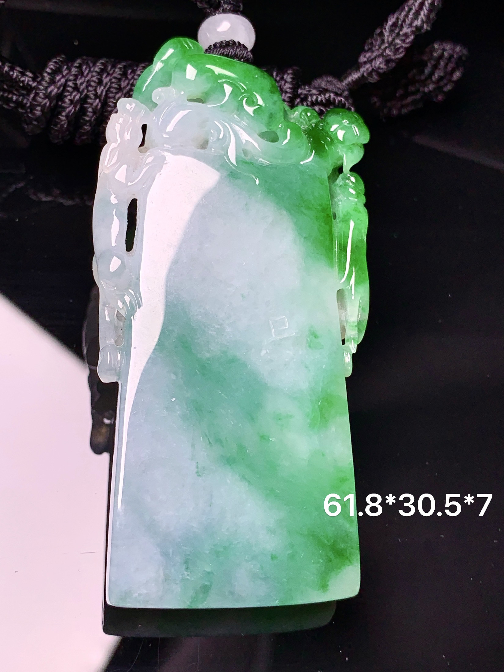 飘绿竹节吊坠 玉质细腻 色泽艳丽清新 水润亮眼 整体尺寸61.8*30.5*7L1