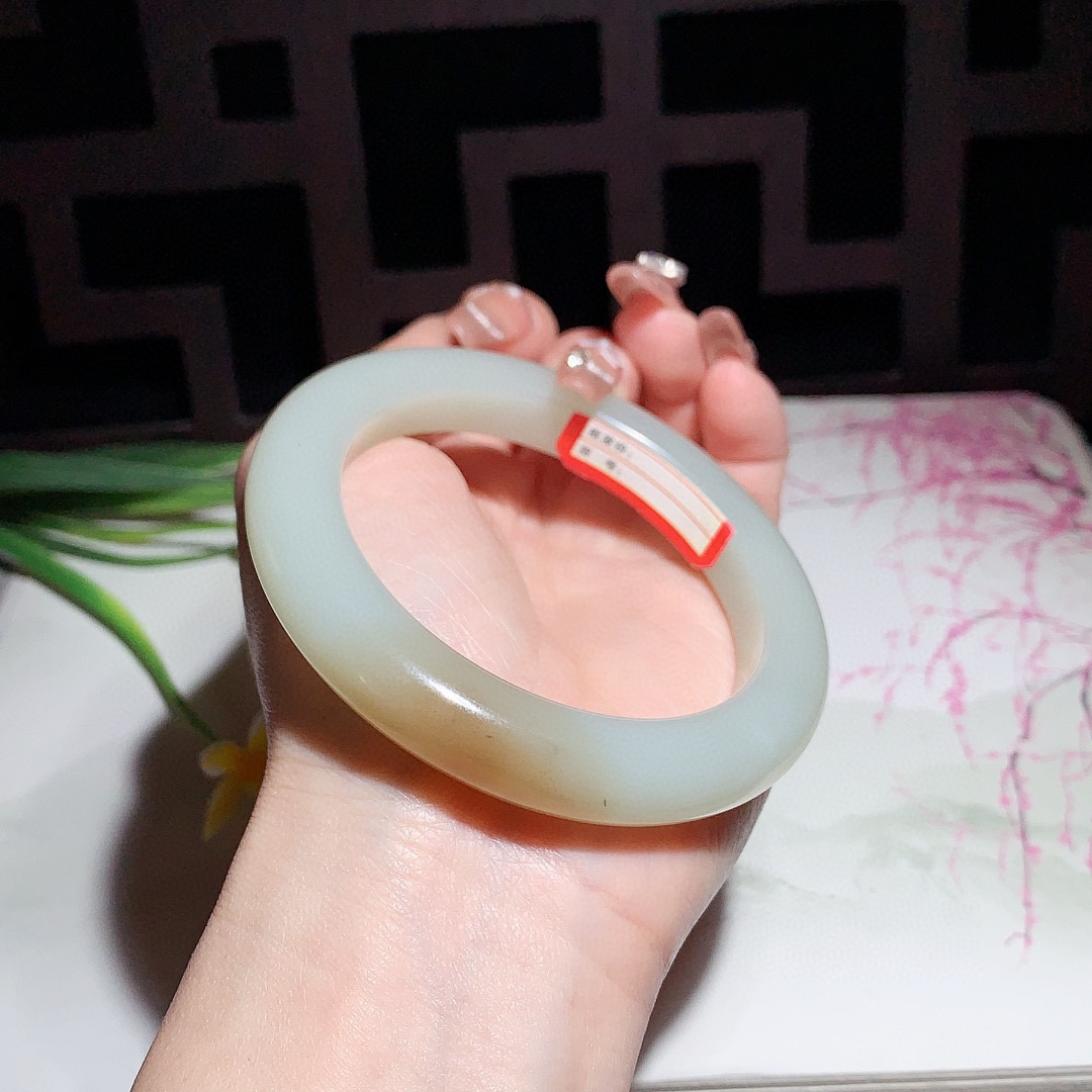 和田玉58.5圈且末糖手镯！玉质细腻油润 底色纯净 无裂无棉 脂粉好，品质高。