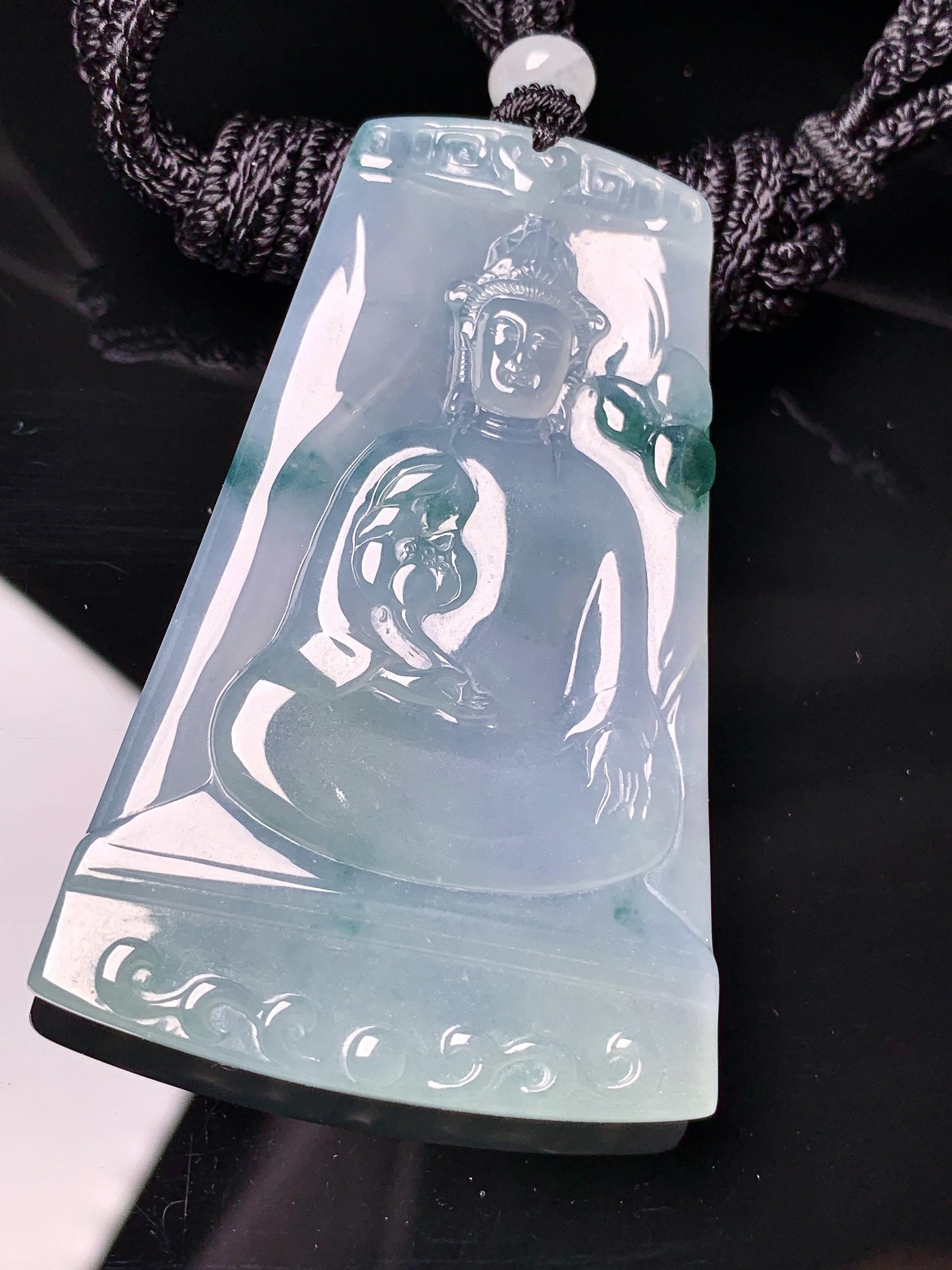 飘绿观音菩萨吊坠 玉质细腻 色泽艳丽清新 水润亮眼 整体尺寸59.8*37.6*5.5L1