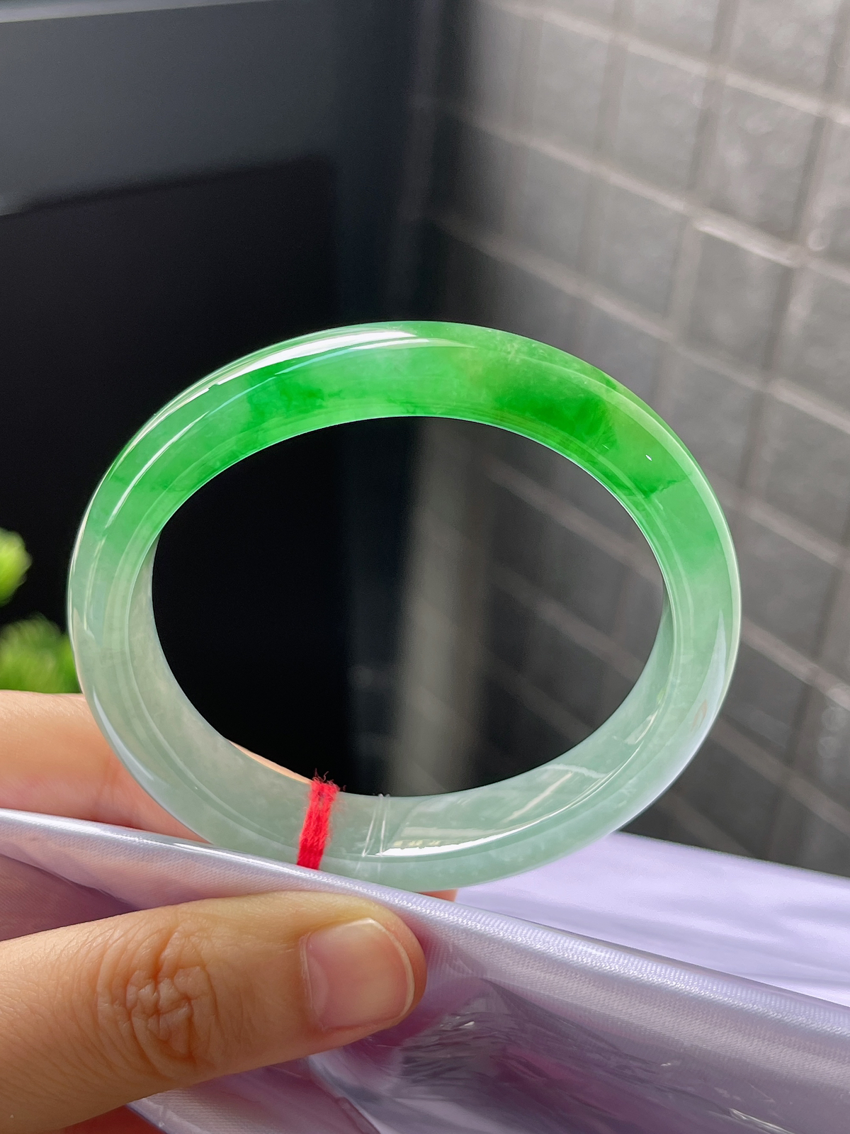 贵妃镯54.8圈口，翡翠冰糯种飘绿手镯