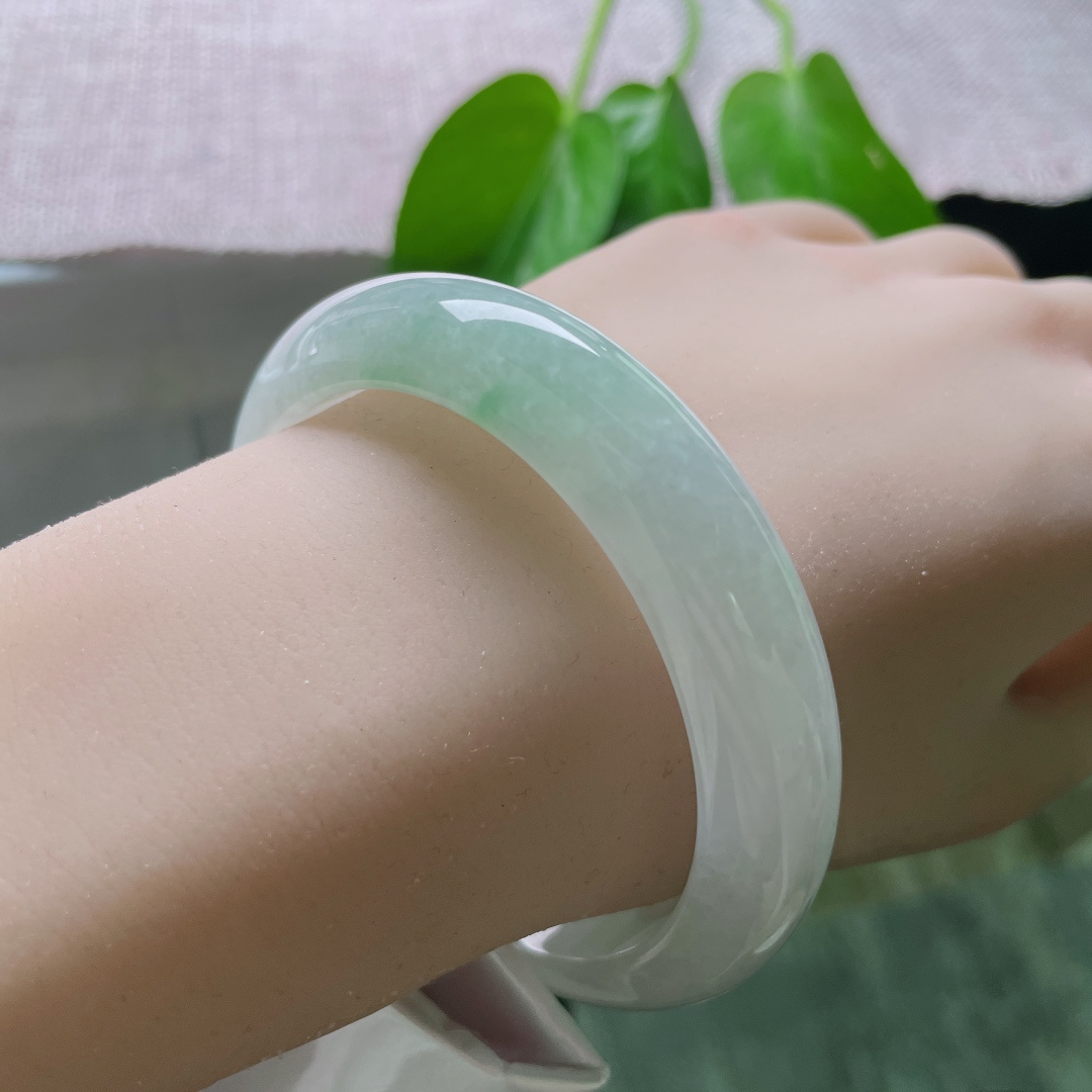 57.5/13/8.3淡绿色正圈，一抹飘花点缀，是雨后的新芽，是拂晓的天光，无裂，ss50187a