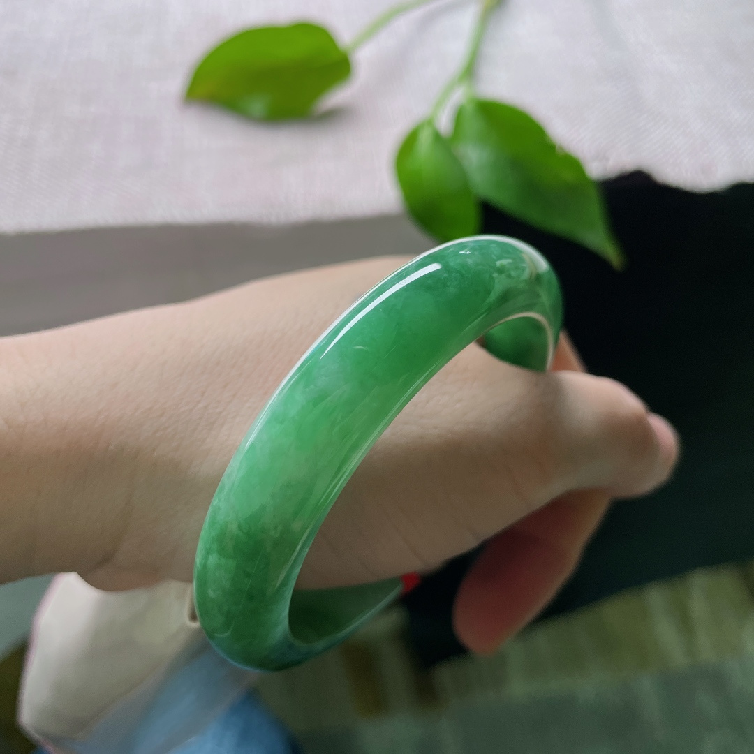 55.4/12.6/8.2，绿底正圈，水润，一抹浓绿，满室芳华，满绿入玉，贵气自生。有纹，ss50942a