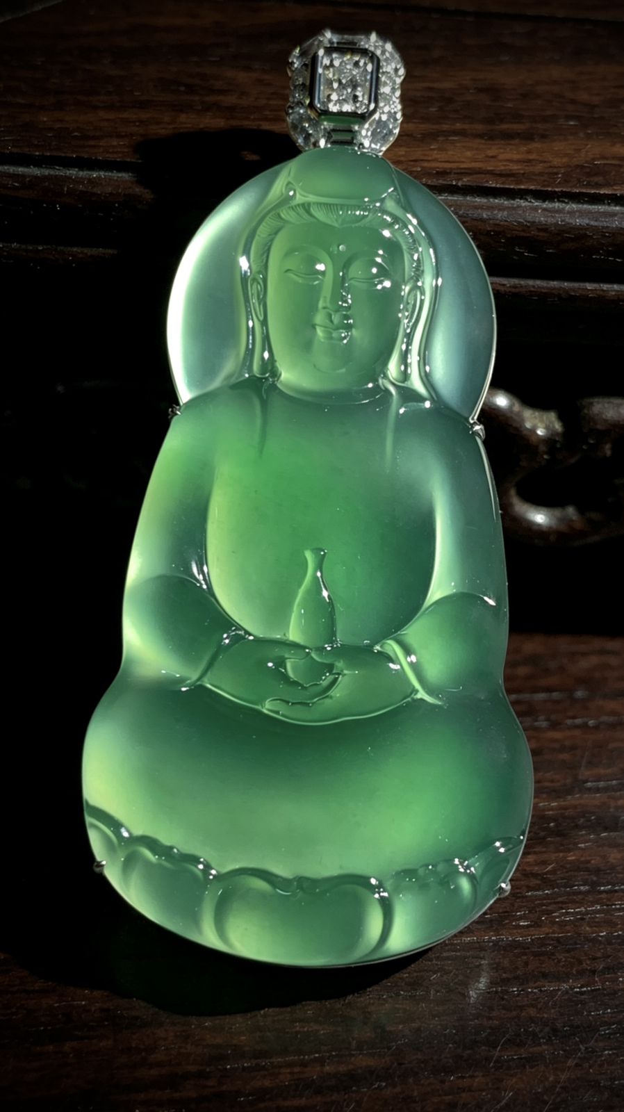 【观自在】，净瓶观音菩萨，
裸石61-32.5-5mm，整体71.5-33-12.5mm，
35.78g，18K金，南非钻，