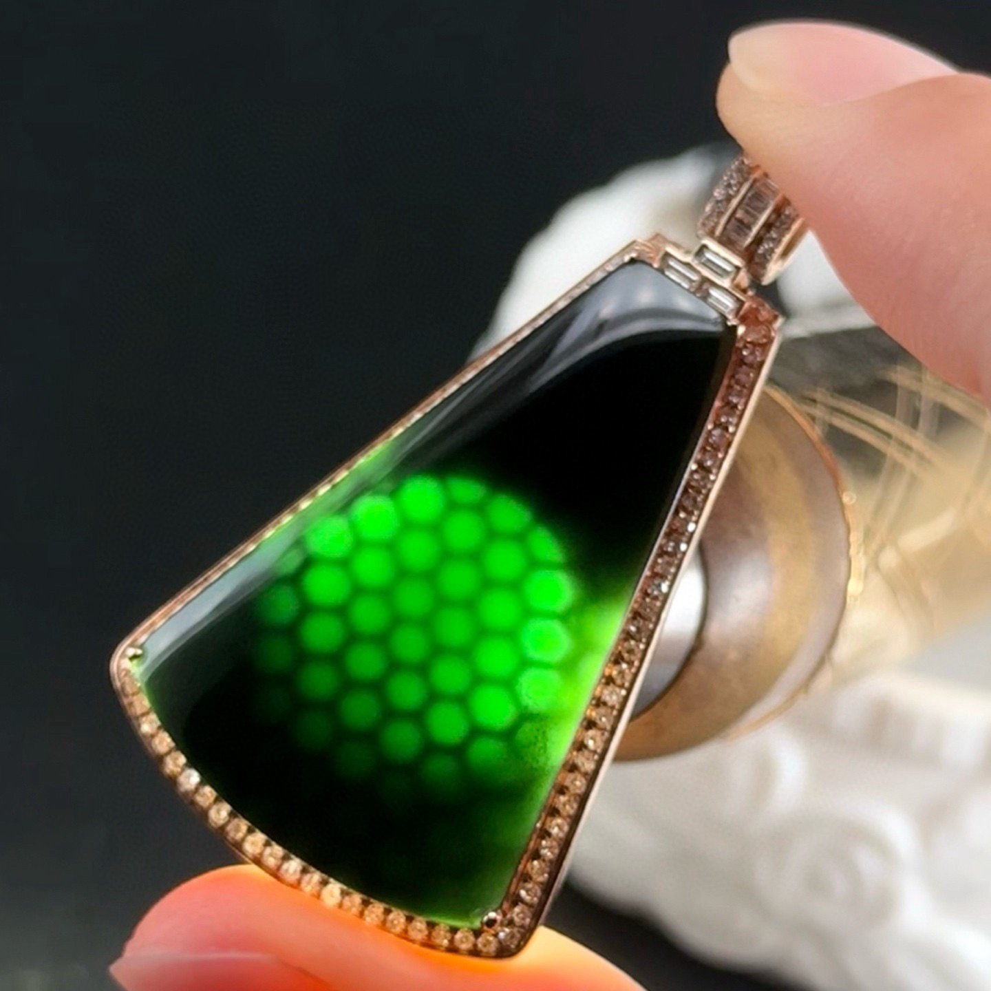 精品18k墨翠无事牌 种好色正 黑度极好 打灯通透 油性十足  尺寸43.3