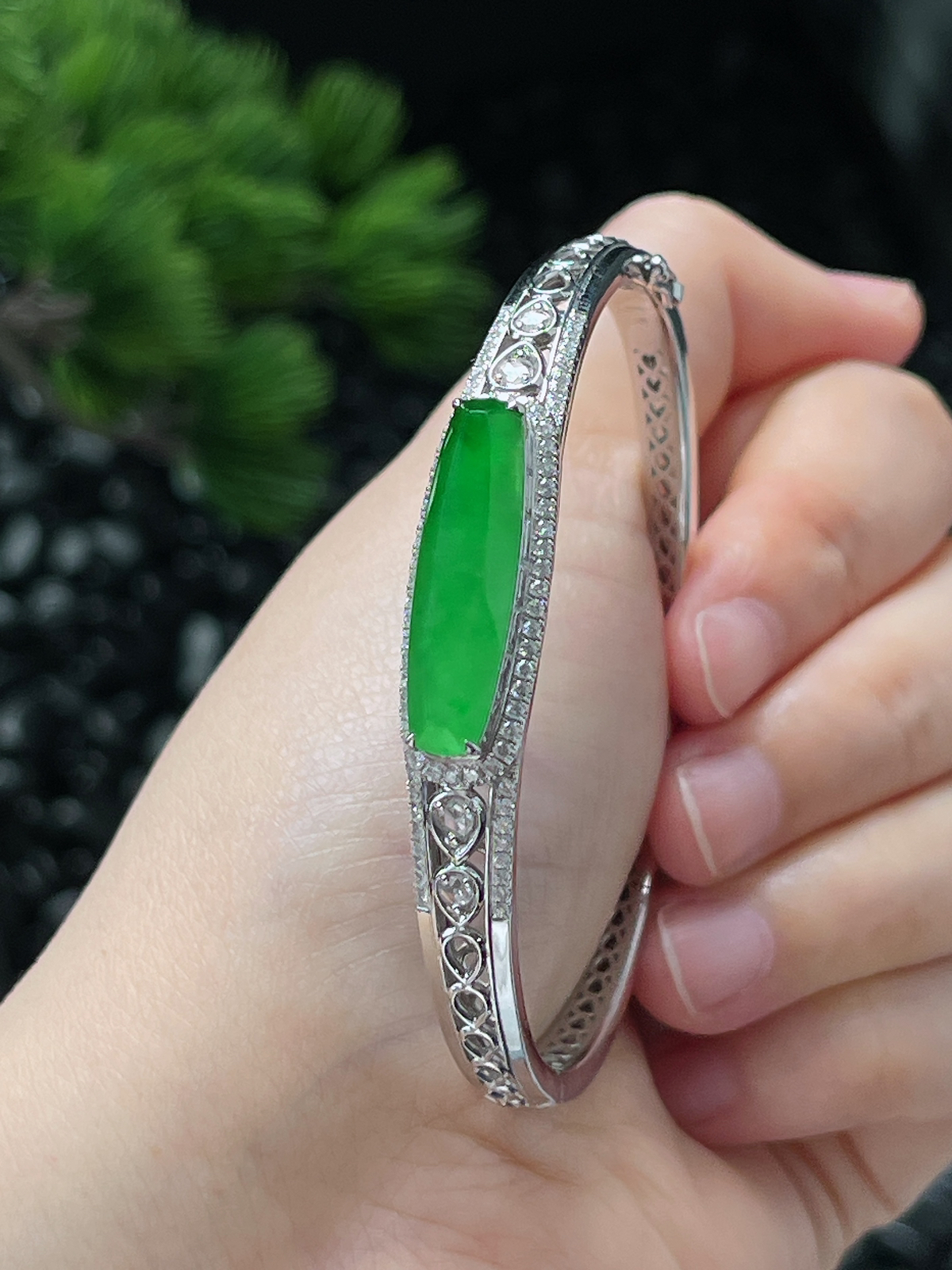 贵妃镯56圈口，翡翠冰糯种满绿手镯