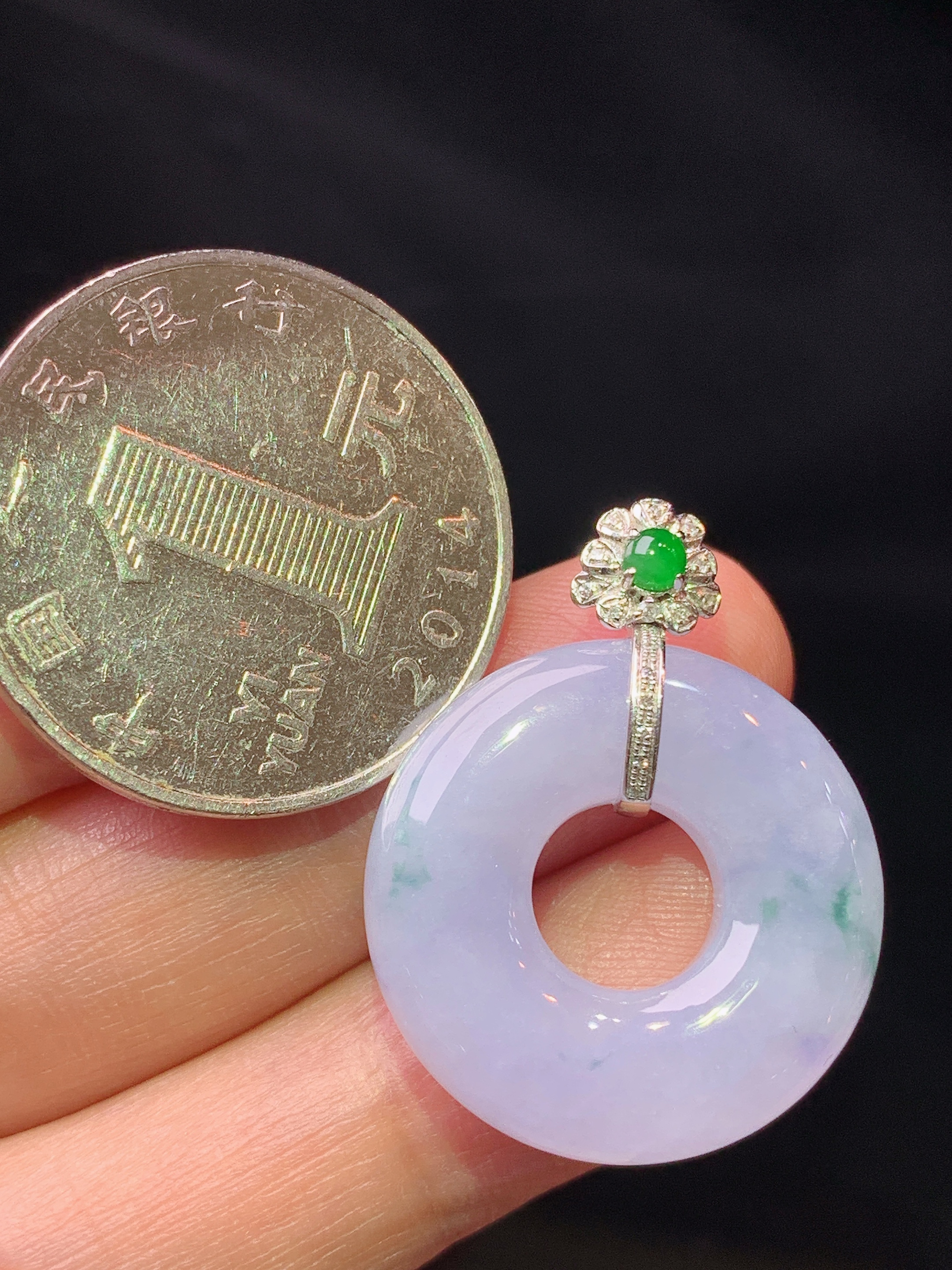 18k金钻镶嵌淡紫罗兰飘绿平安环吊坠 玉质细腻 色泽艳丽清新 水润亮眼 整体尺寸28.2*22.7*5.8L4