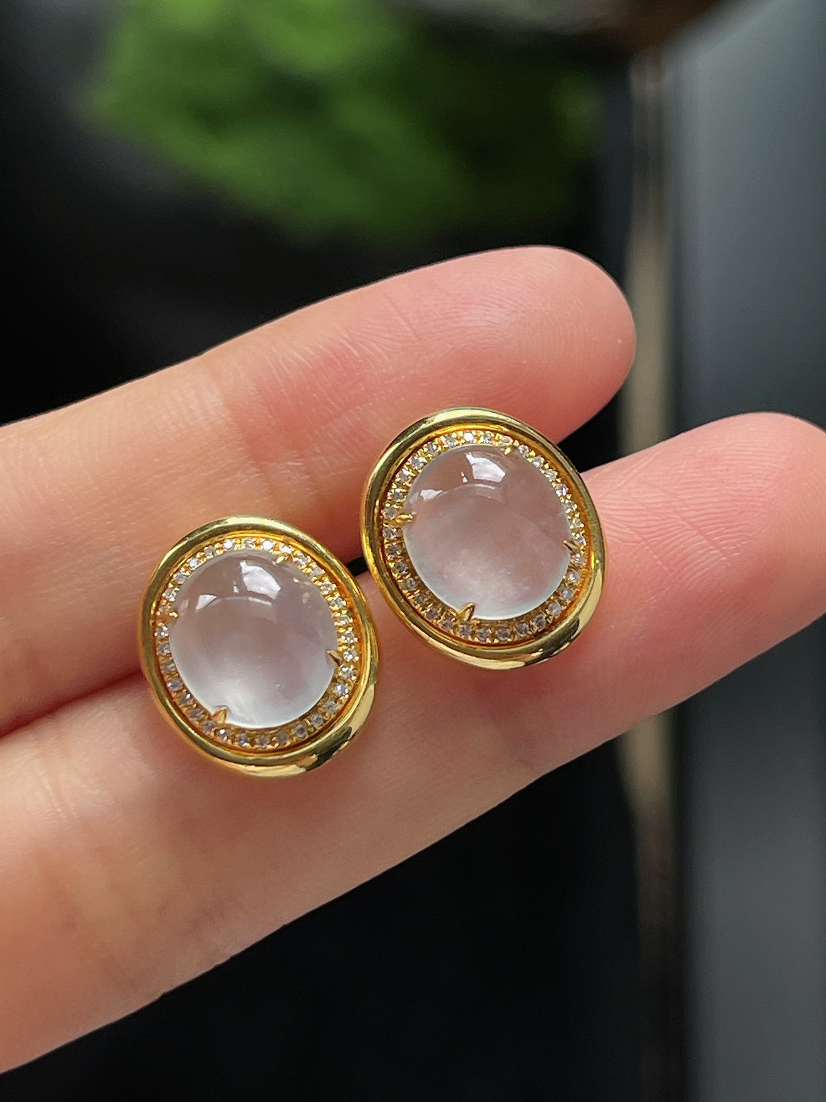 翡翠白冰耳钉，伴钻石