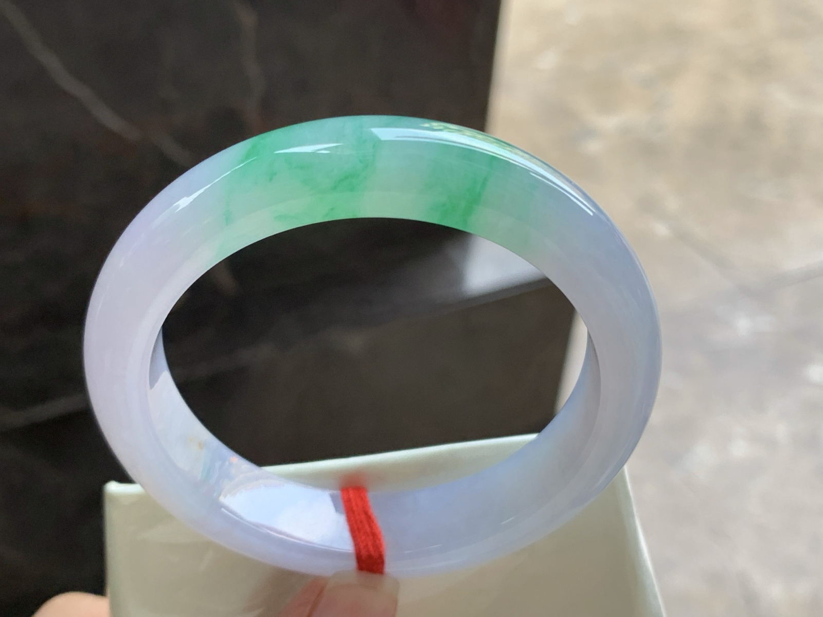 54.5-12.6-8.5

带色手镯^_^春带彩 玉质温润 清新