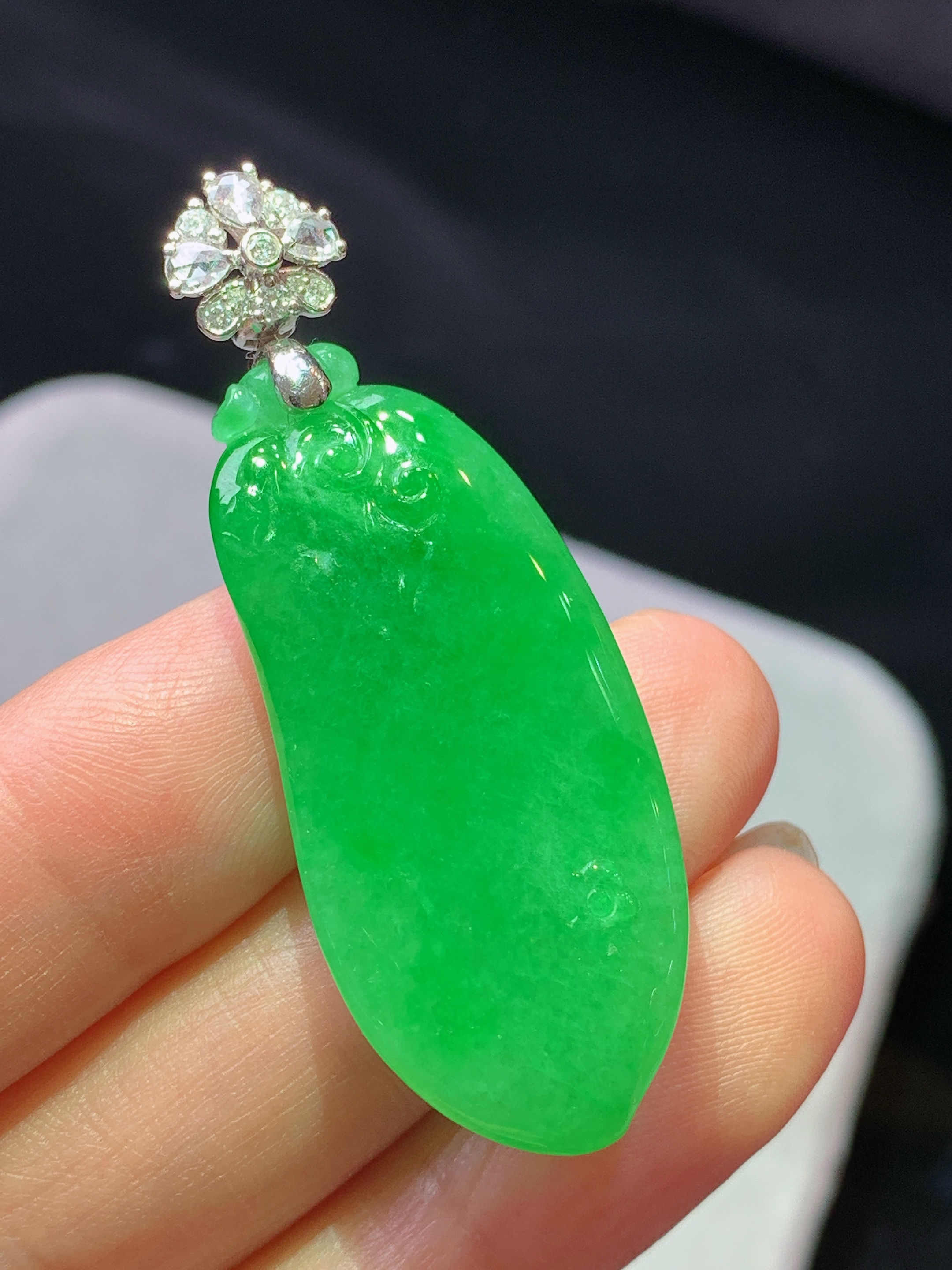 18k金钻镶嵌满绿福瓜吊坠 玉质细腻 色泽艳丽清新 水润亮眼 整体尺寸46.8*17.5*7b5