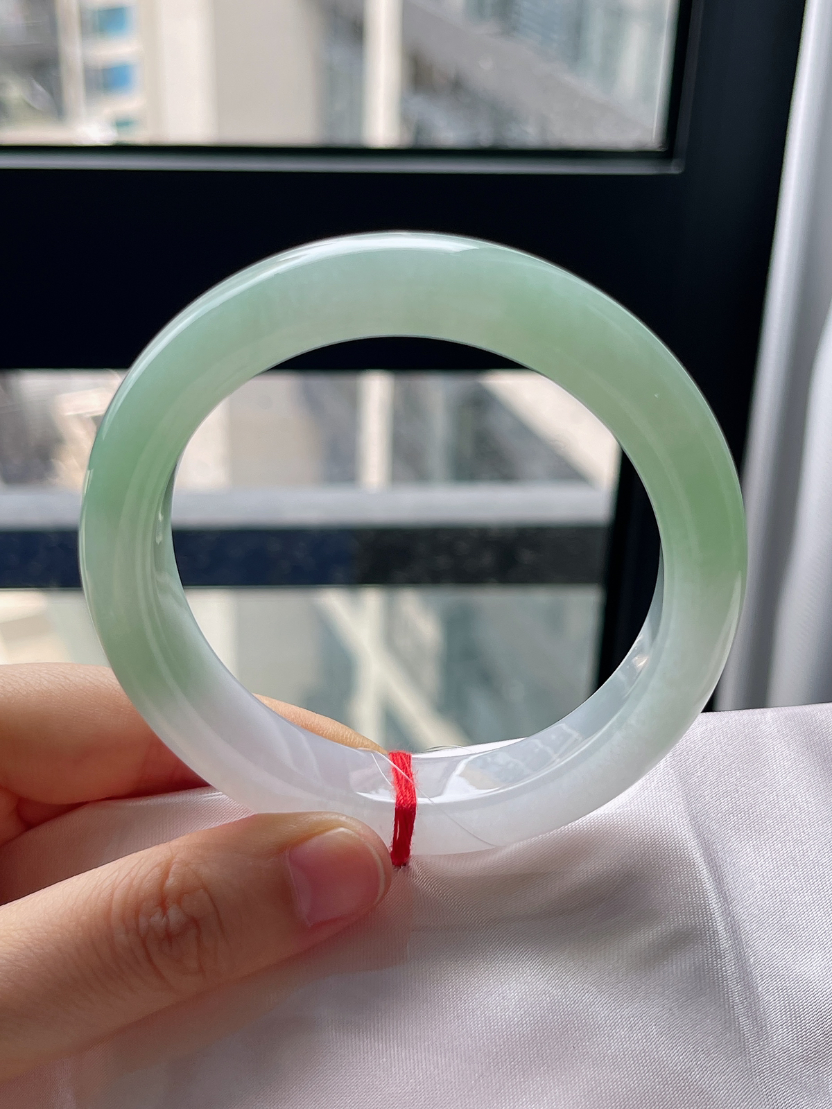 正圈57圈口，翡翠冰糯种淡绿色手镯