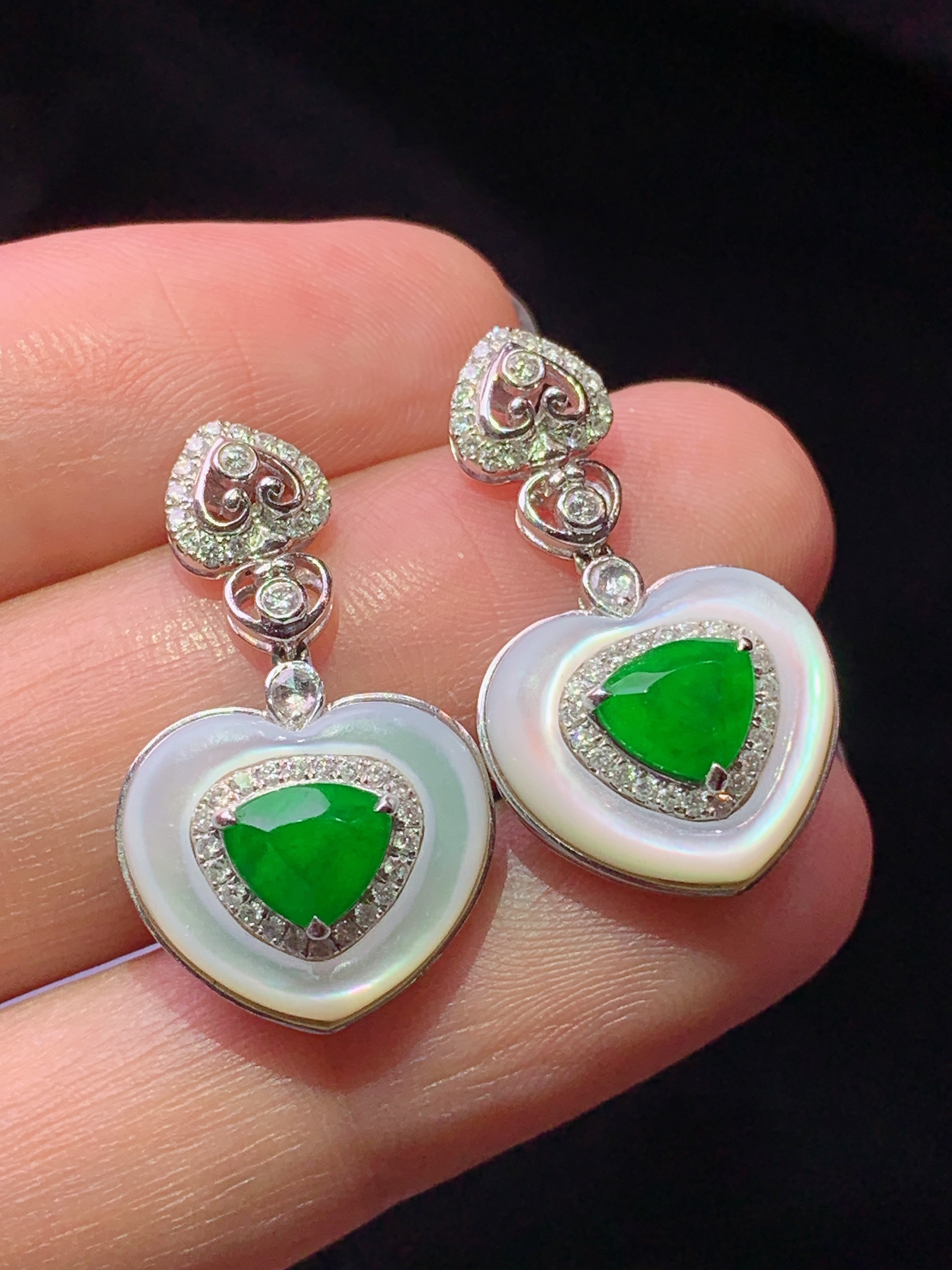 18k金钻白贝壳镶嵌满绿心形耳坠 玉质细腻 色泽艳丽清新 水润亮眼 整体尺寸24.8*14*7b7