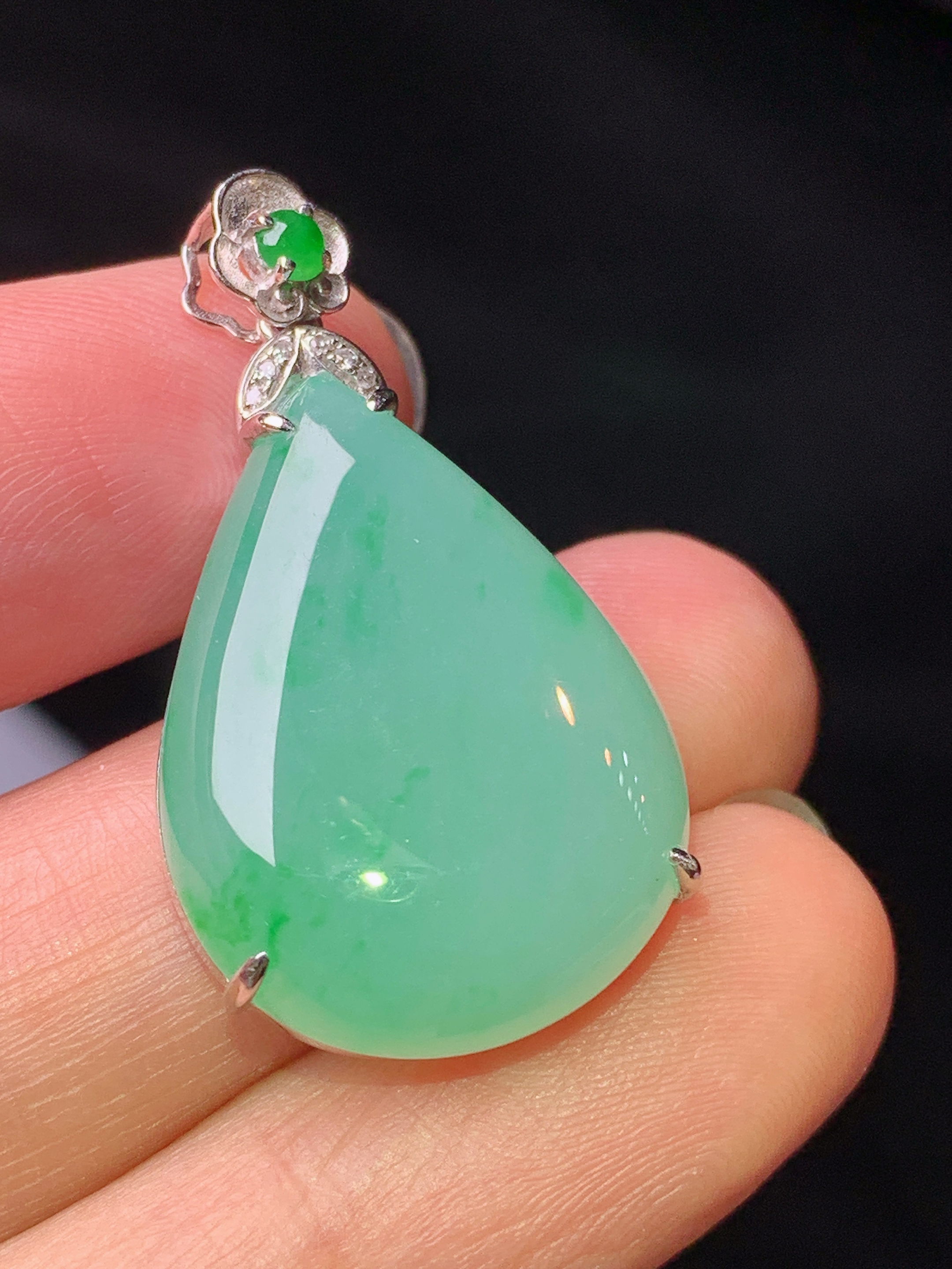 18k金钻镶嵌飘绿水滴吊坠 玉质细腻 色泽艳丽清新 水润亮眼 整体尺寸32.3*17.7*6.8L4