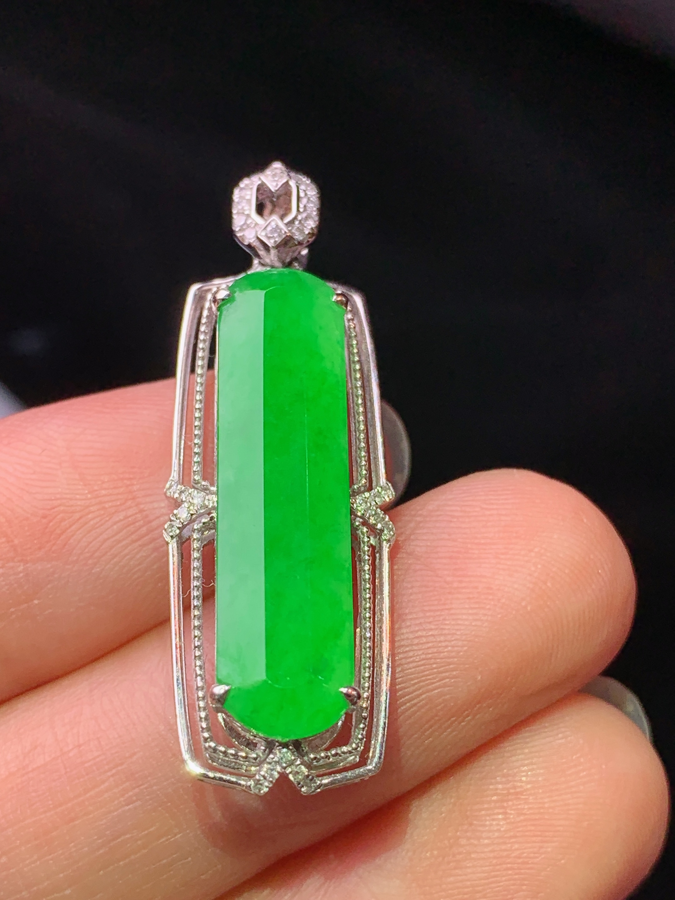 18k金钻镶嵌满绿无事牌吊坠 玉质细腻 色泽艳丽清新 水润亮眼 整体尺寸34.8*11.8*6.8b7