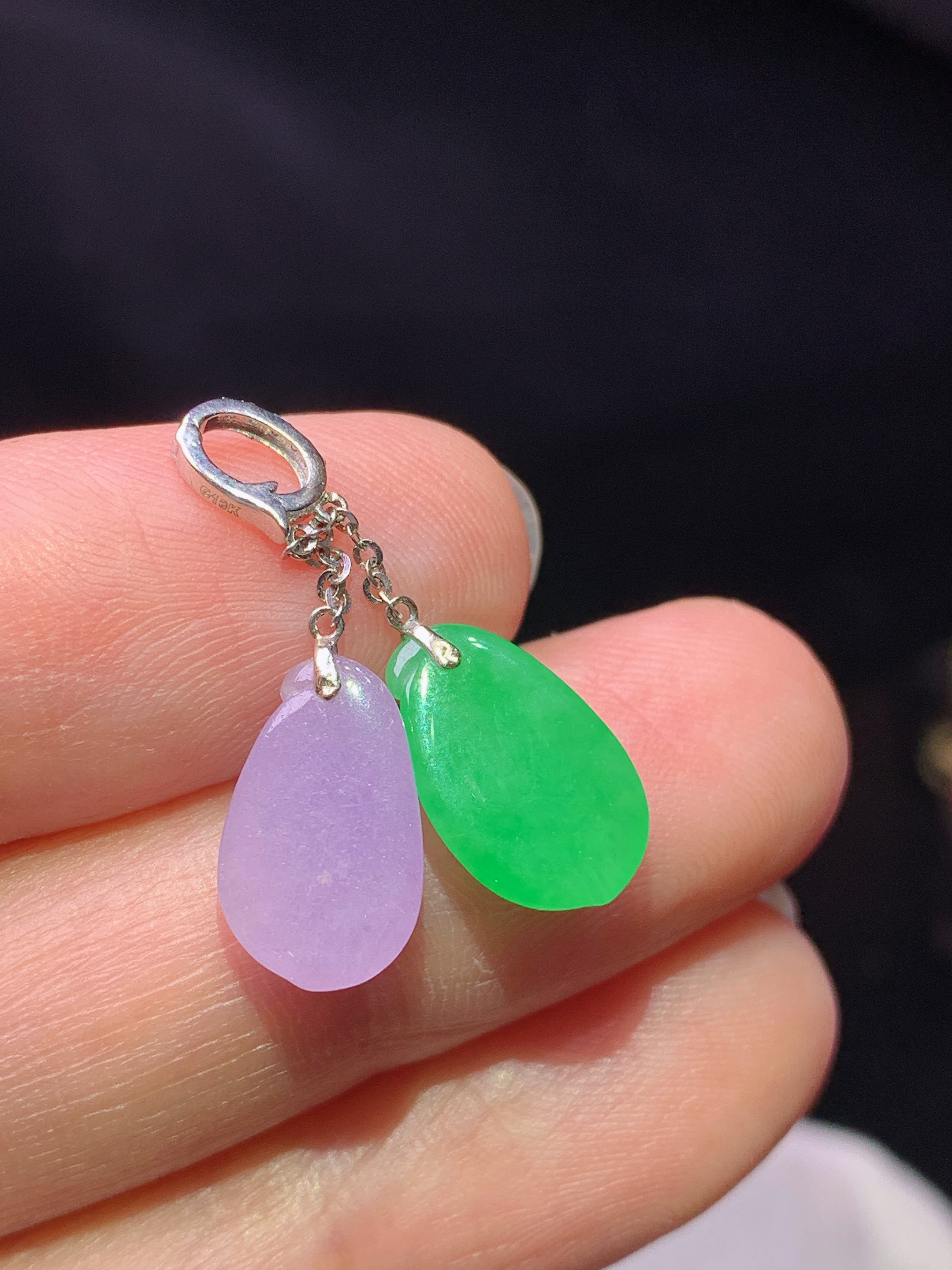 18k金钻镶嵌紫罗兰福瓜搭配阳绿福瓜吊坠 玉质细腻 色泽艳丽清新 水润亮眼 整体尺寸11.6*7.3*4b5