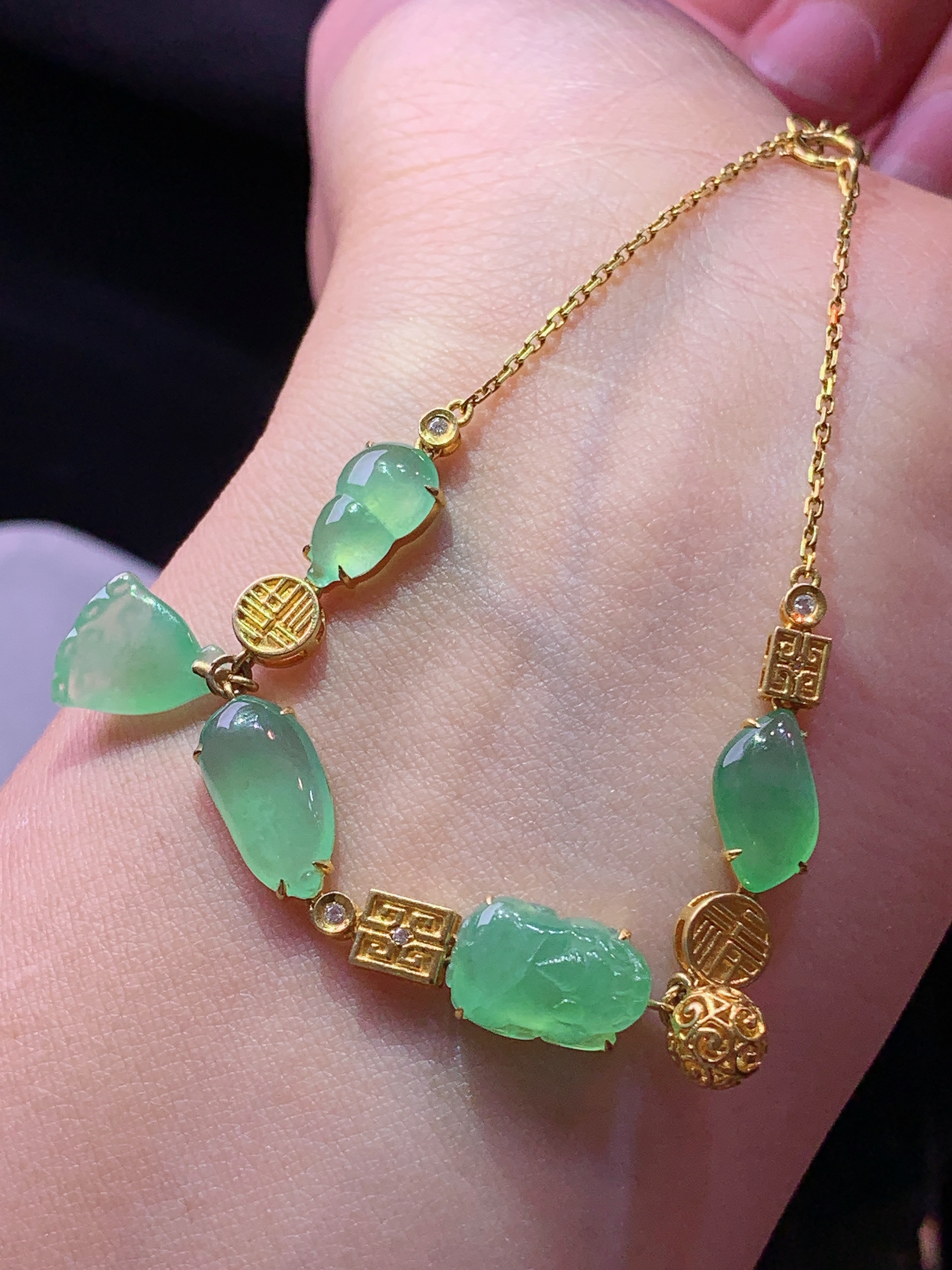 18k金钻镶嵌晴绿多宝手链 玉质细腻 色泽艳丽清新 水润亮眼 整体尺寸160*7.7*5.5b5
