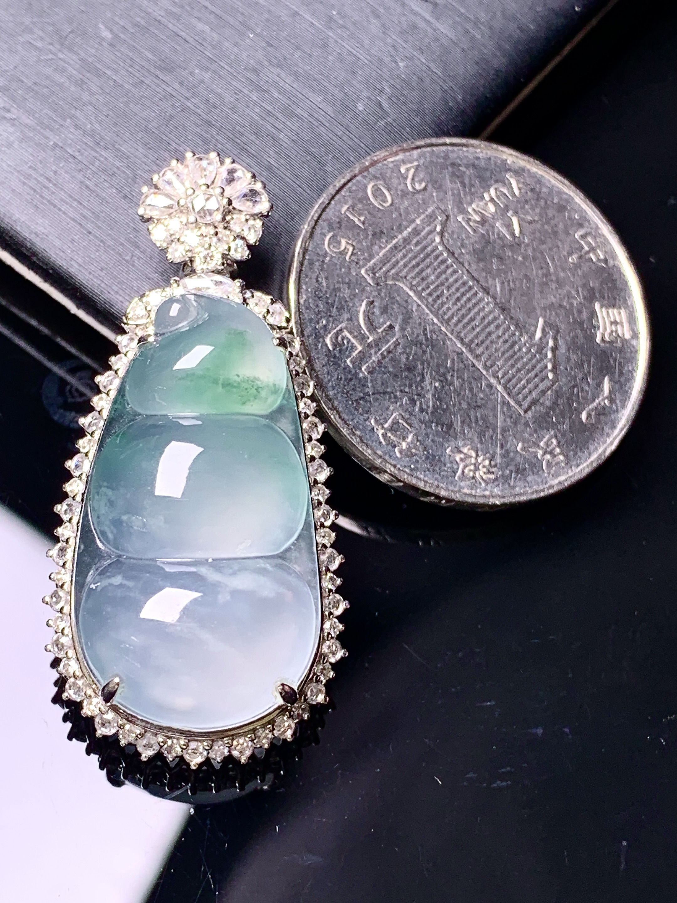 18k金钻镶嵌冰种四季豆吊坠 玉质细腻 色泽艳丽清新 水润亮眼 整体尺寸37.3*18*10.5c1