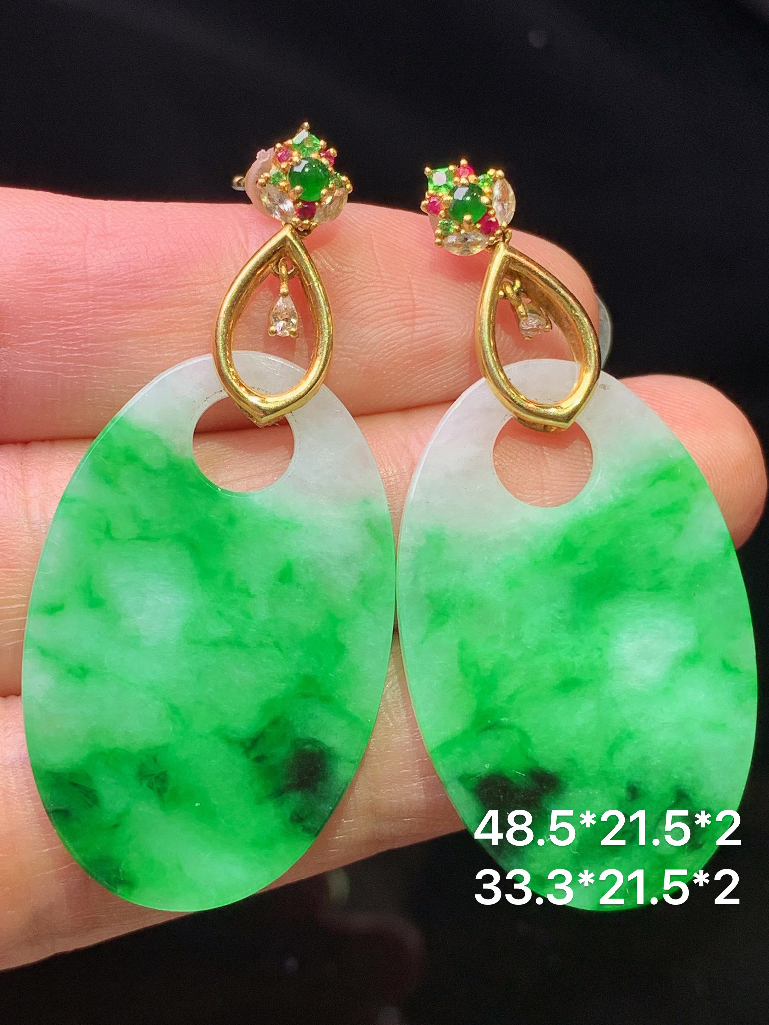 18k金钻镶嵌飘阳绿圆牌耳坠 玉质细腻 色泽艳丽清新 水润亮眼 整体尺寸48.5*21.5*2j3