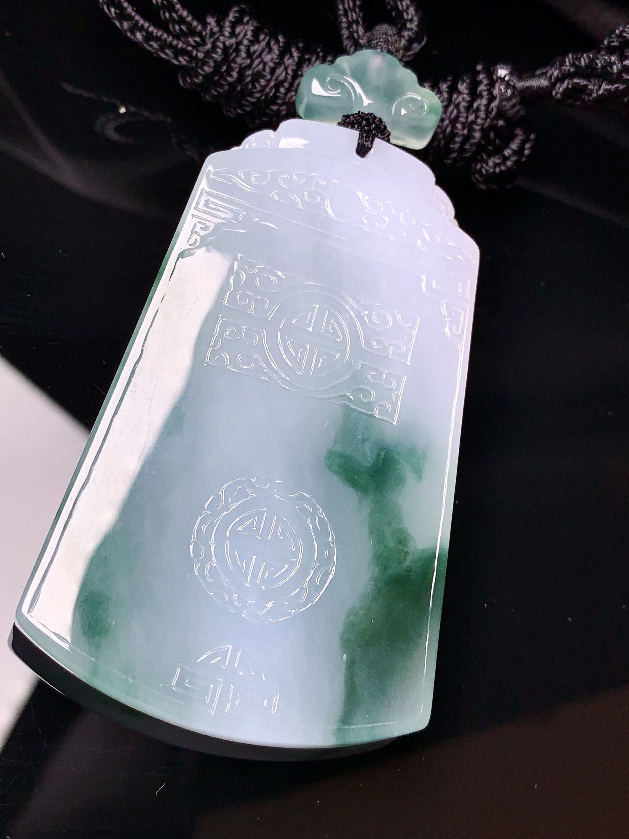 飘绿雕花牌吊坠 玉质细腻 色泽艳丽清新 水润亮眼 整体尺寸62.8*39*6L1