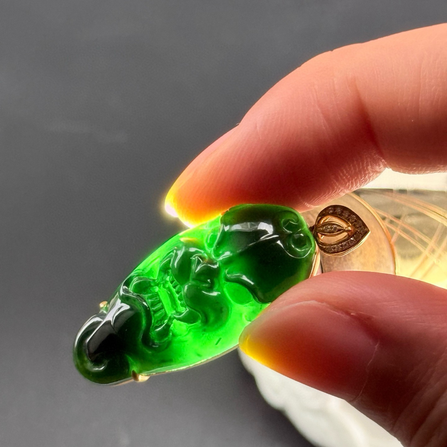 精品18k金墨翠小吊坠 种好色正 黑度极好 打灯通透 油性十足 尺寸36.9