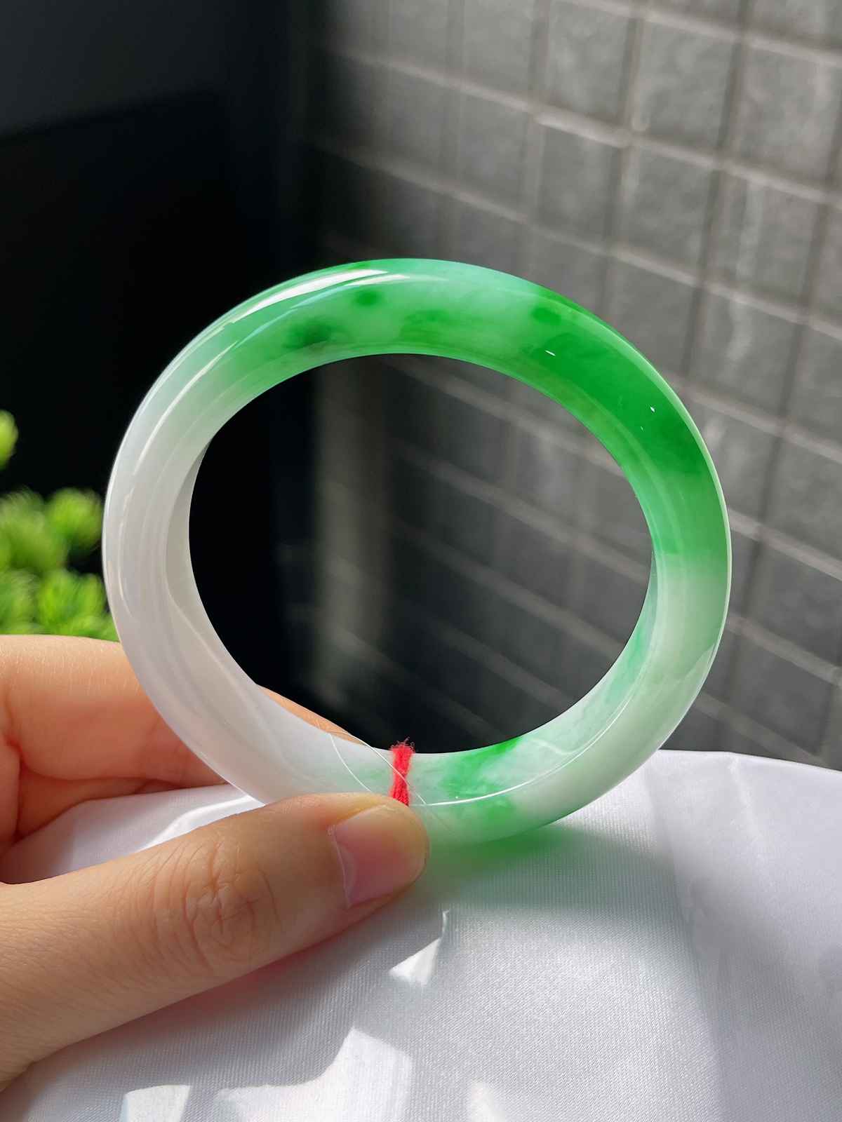 正圈55.7圈口，翡翠冰糯种飘绿手镯