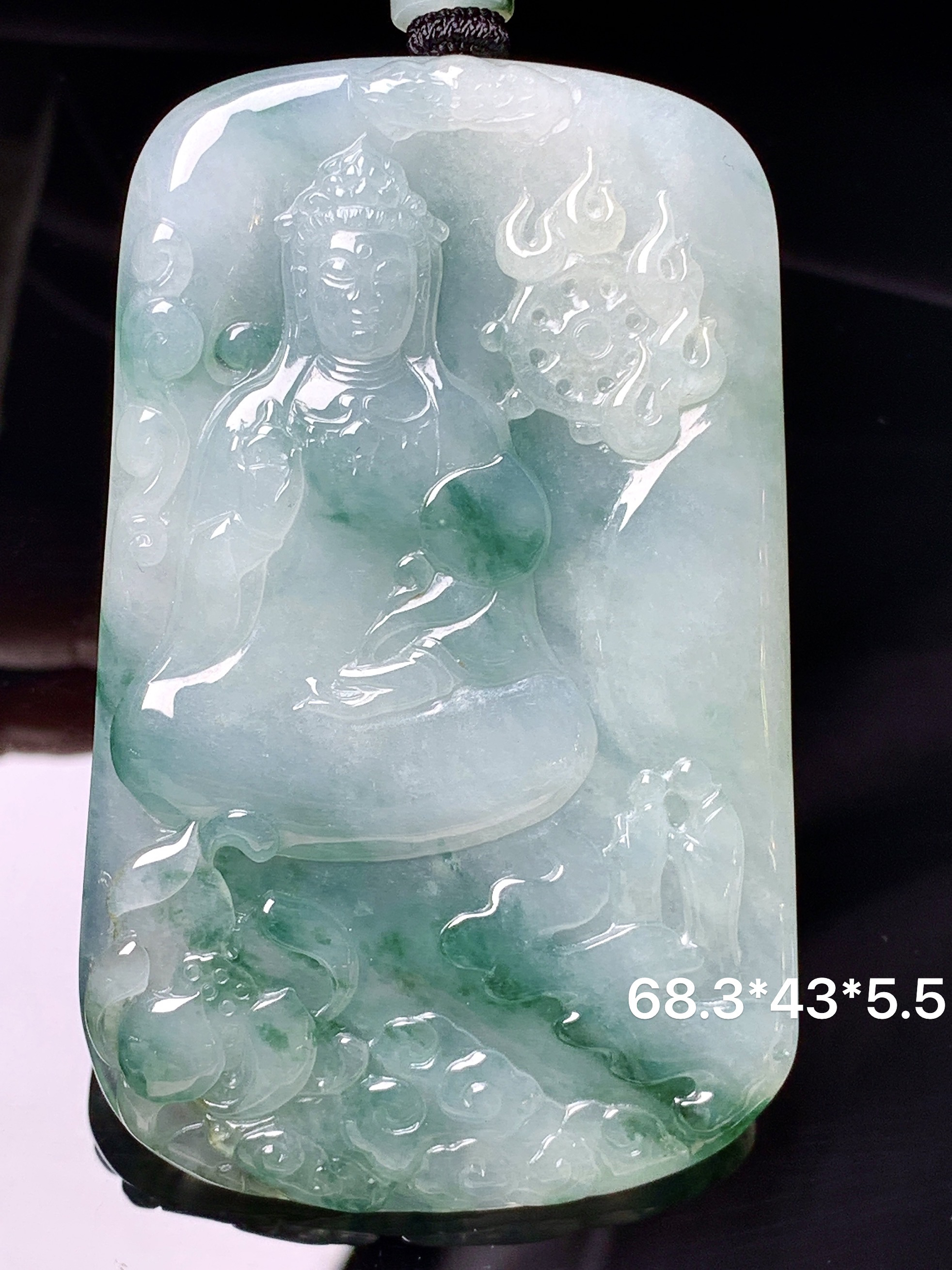 飘绿观音菩萨吊坠 玉质细腻 色泽艳丽清新 水润亮眼 整体尺寸68.3*43*5.5L1