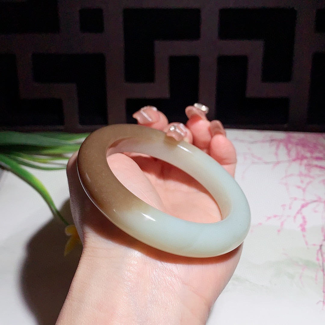 和田玉56.5圈且末糖手镯！玉质细腻油润 底色纯净 无纹裂 脂粉好，品质高。