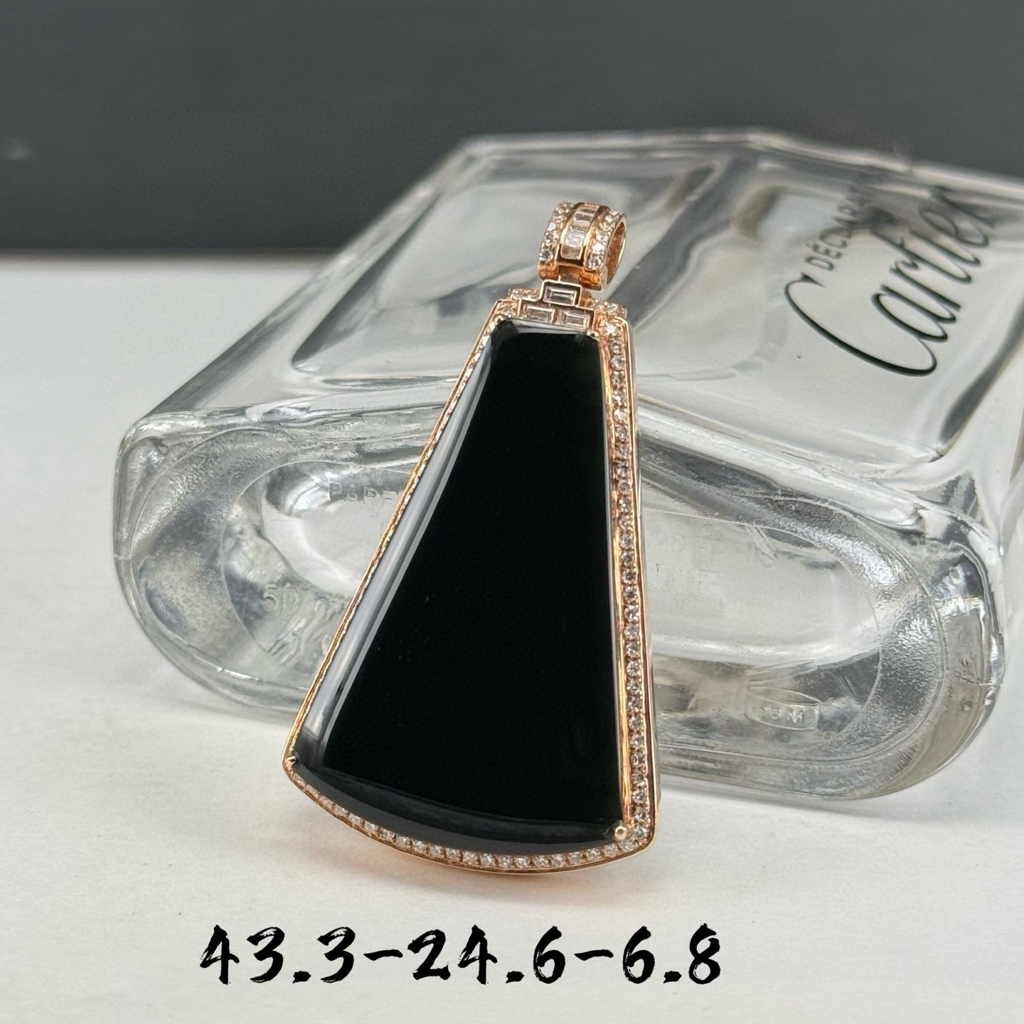 精品18k墨翠无事牌 种好色正 黑度极好 打灯通透 油性十足  尺寸43.3