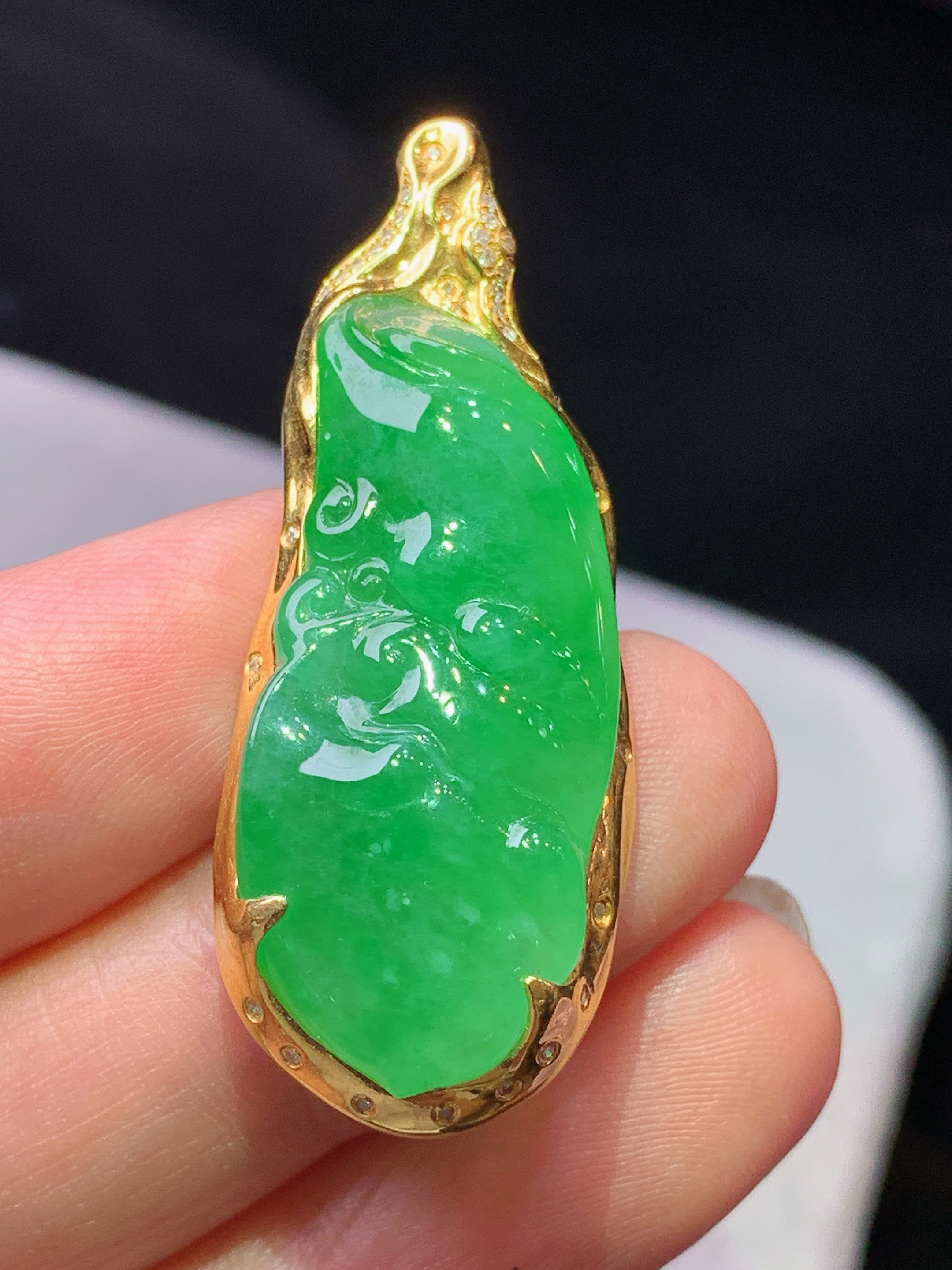 18k金钻镶嵌阳绿随形吊坠 玉质细腻 色泽艳丽清新 水润亮眼 整体尺寸41*16.5*7.5b5