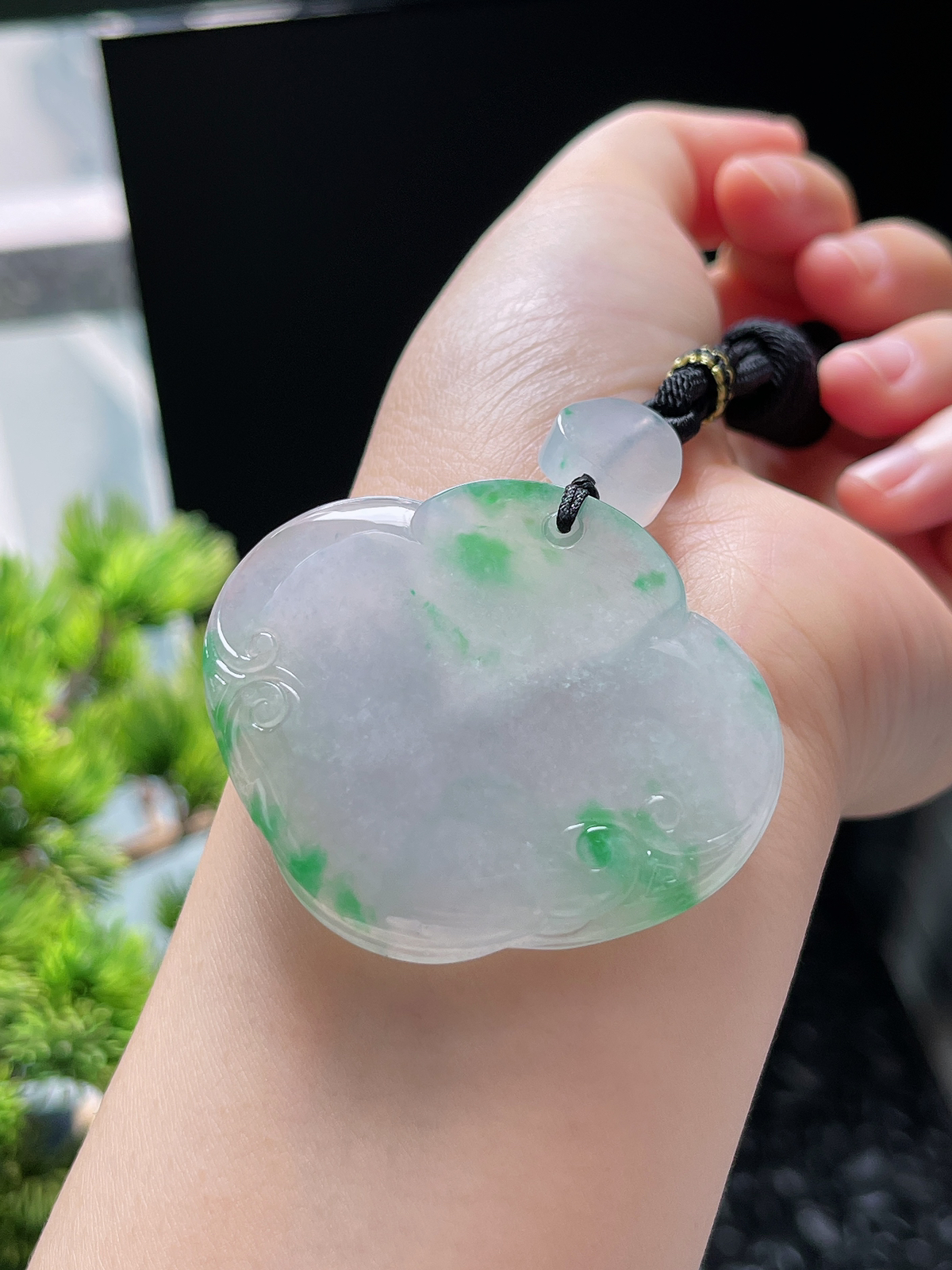 翡翠冰糯种飘绿如意挂件